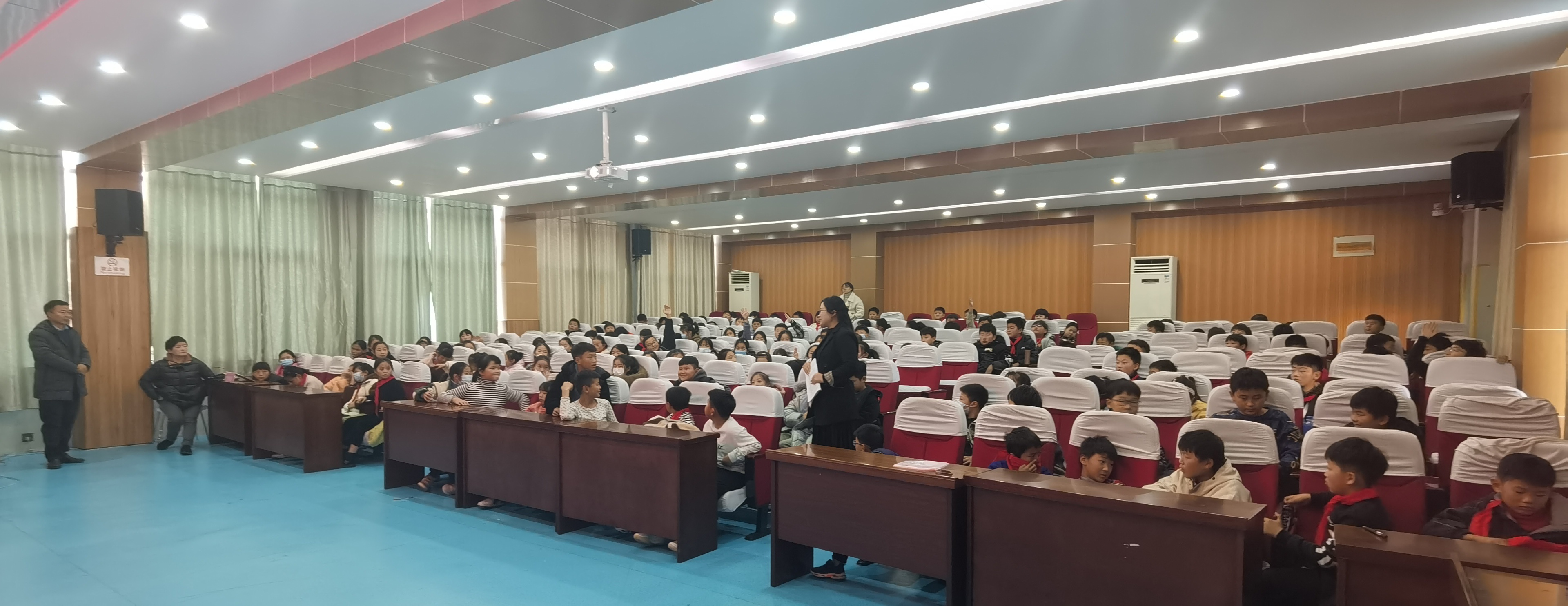 老师在与学生们互动.jpg