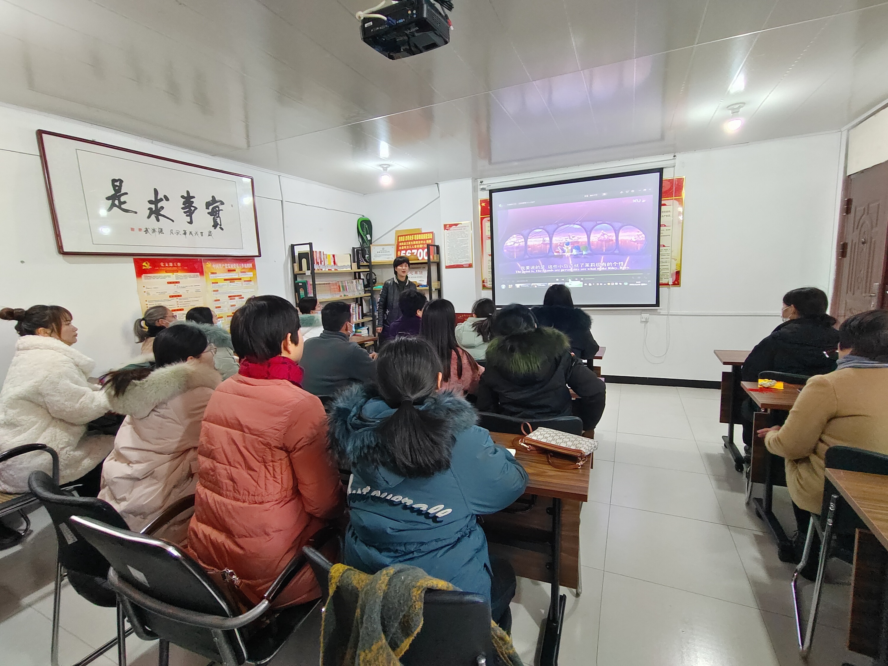 1大家认真听课中.jpg