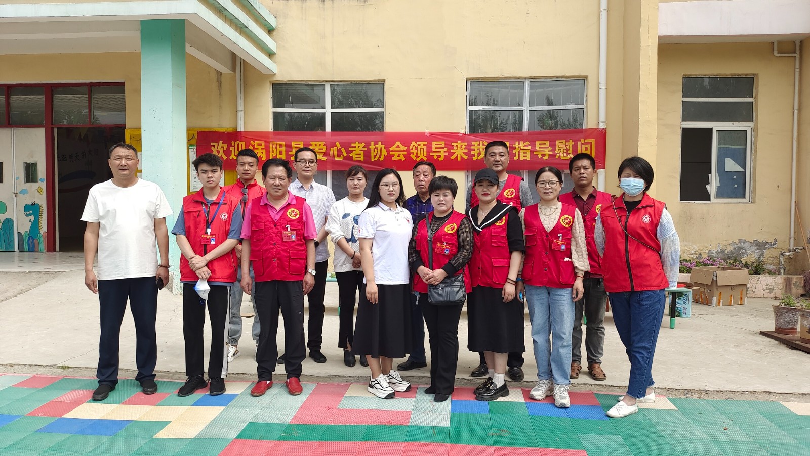 志愿者与幼儿园负责人合影.jpg