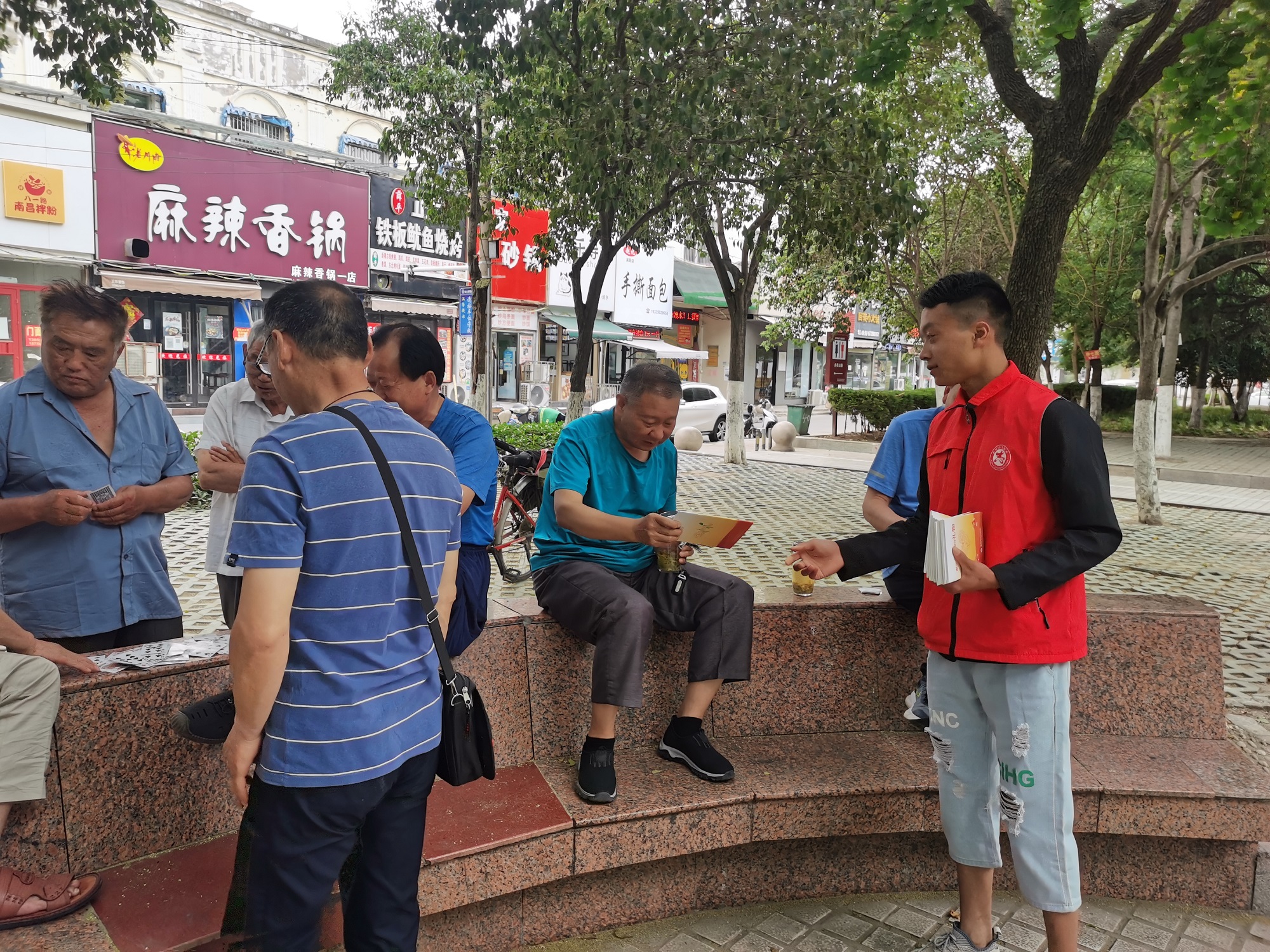 4向市民发放献血宣传资料.jpg