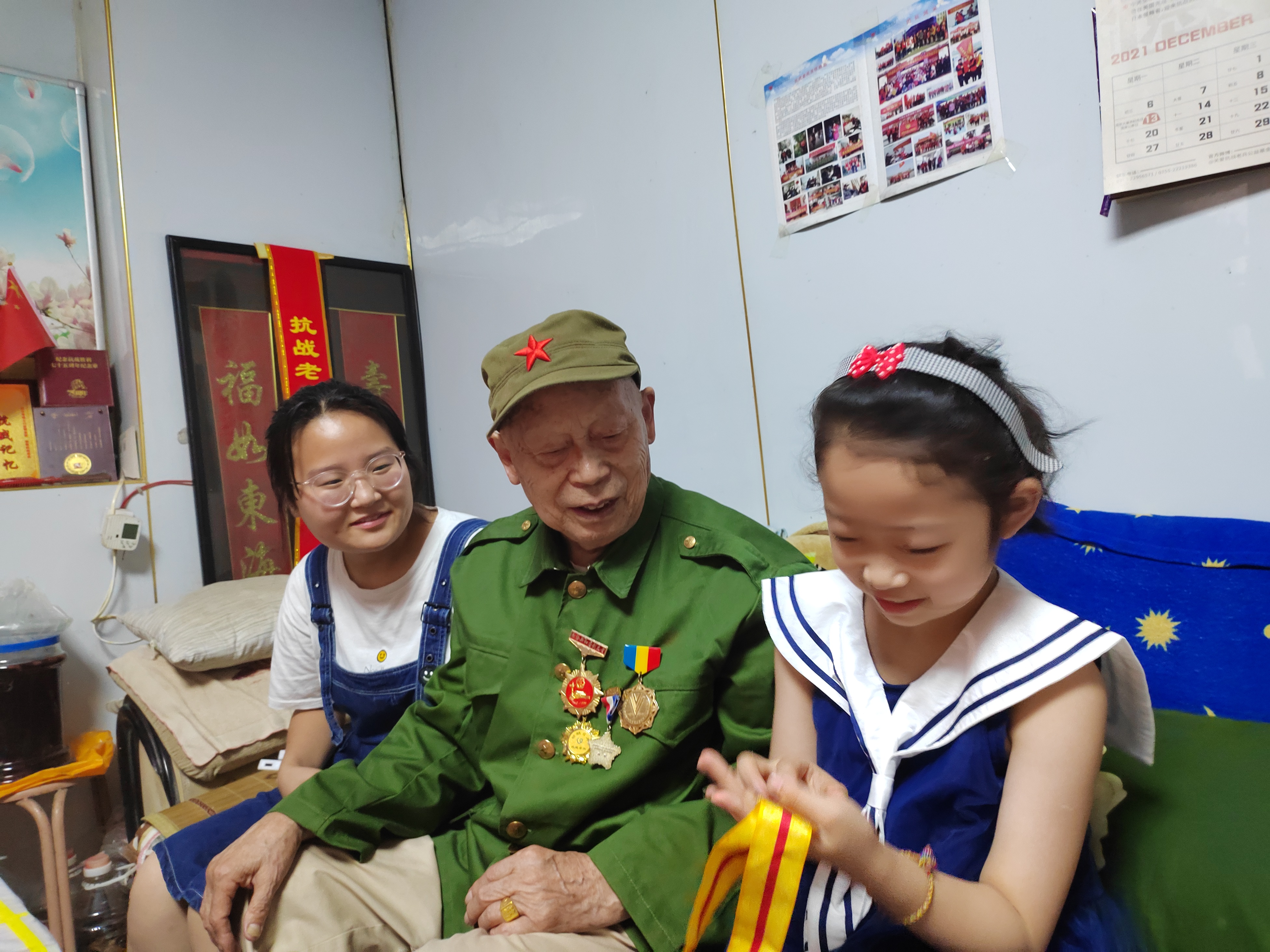 小图4朋友抚摸奖章.jpg
