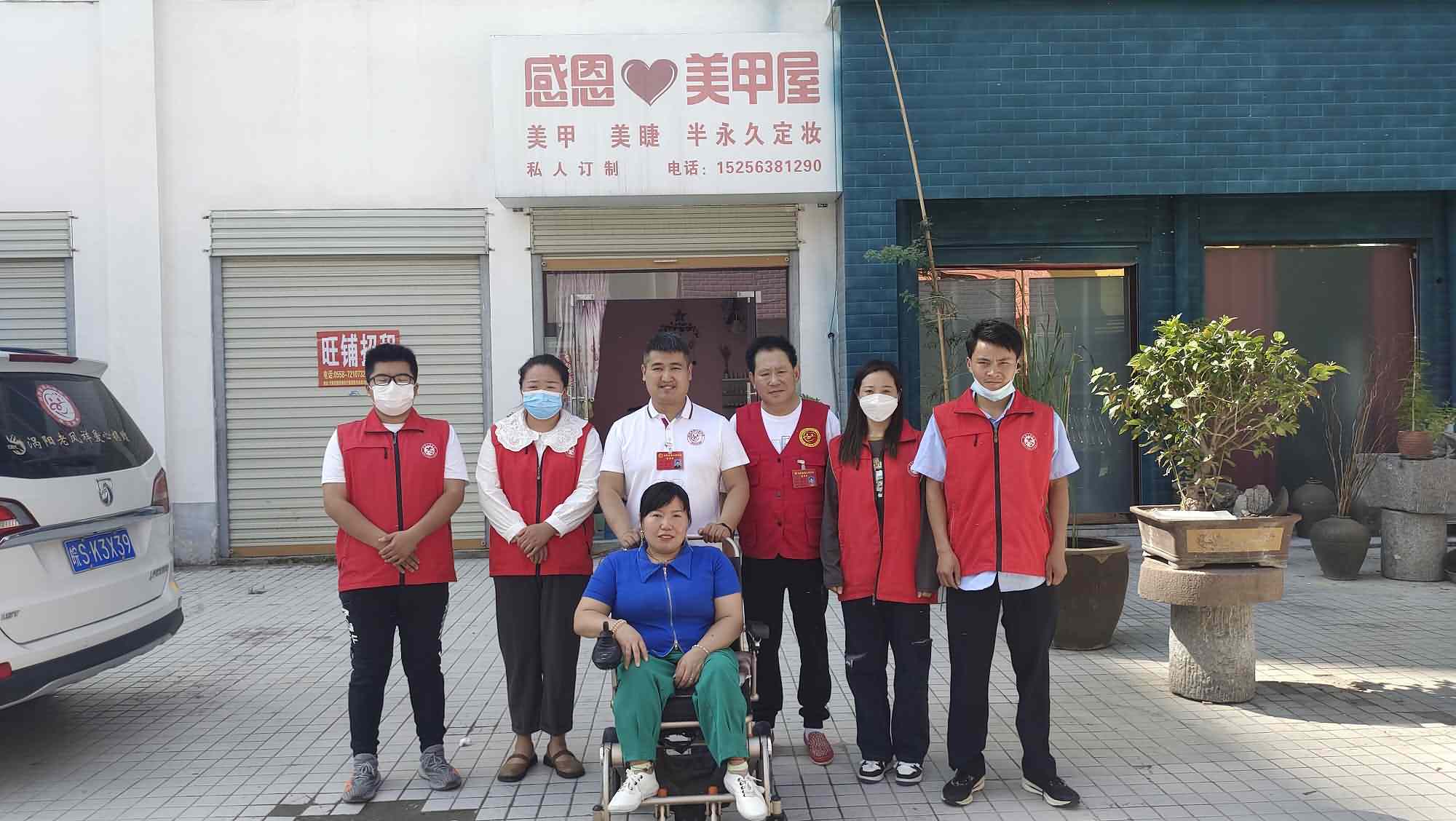 2为慰问对象合影.jpg