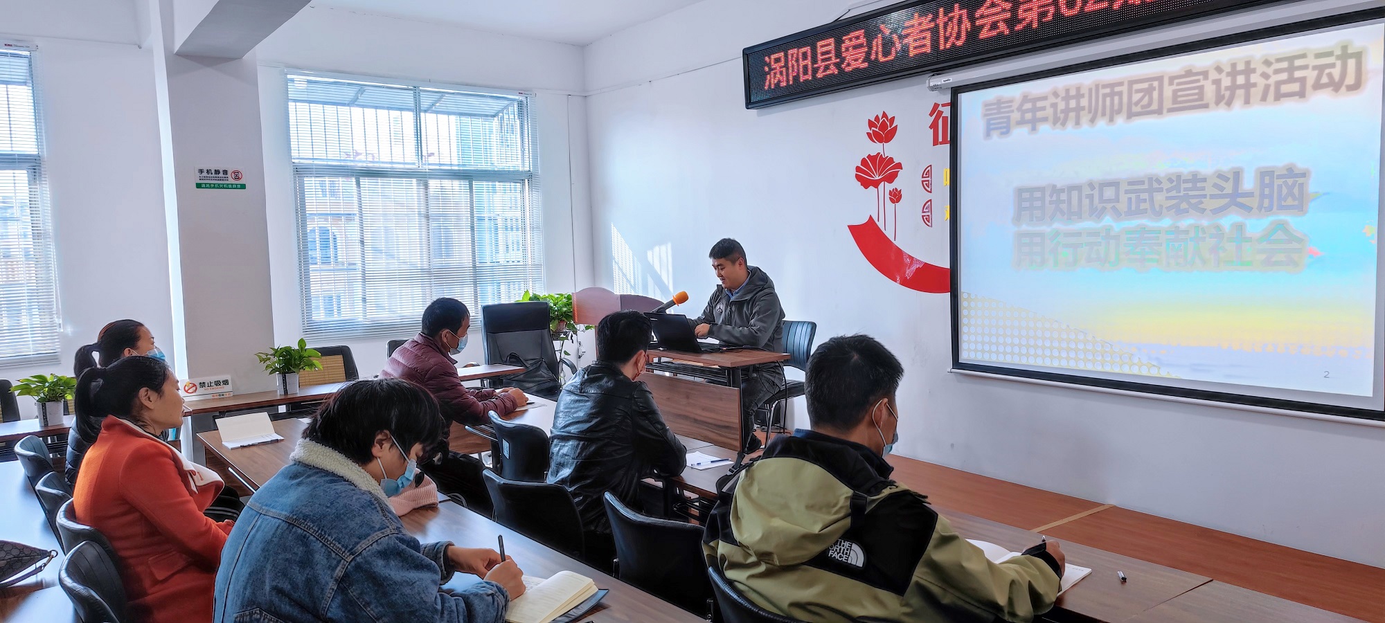 3学员认真做笔记.jpg