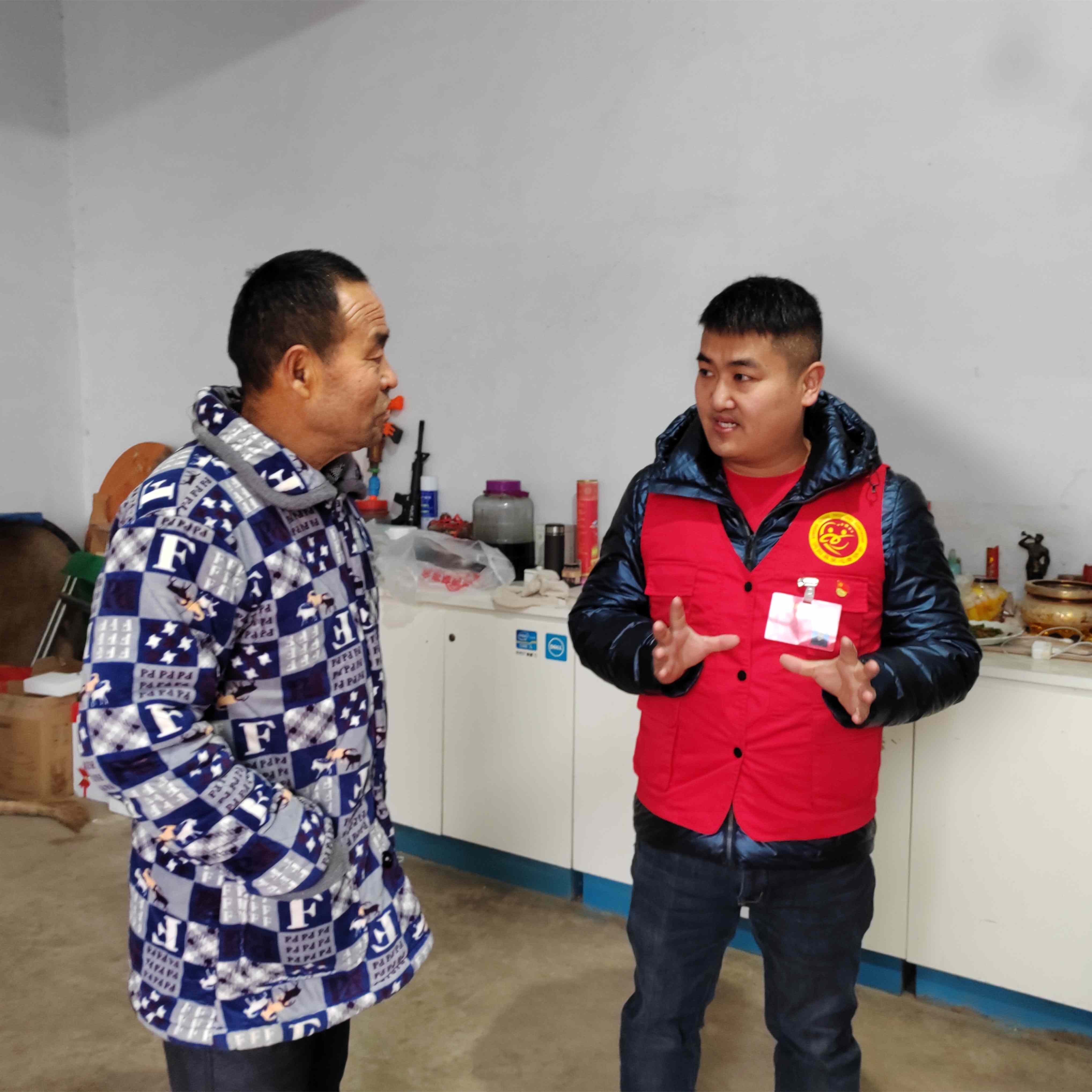 1跟家属了解老人身体情况.jpg
