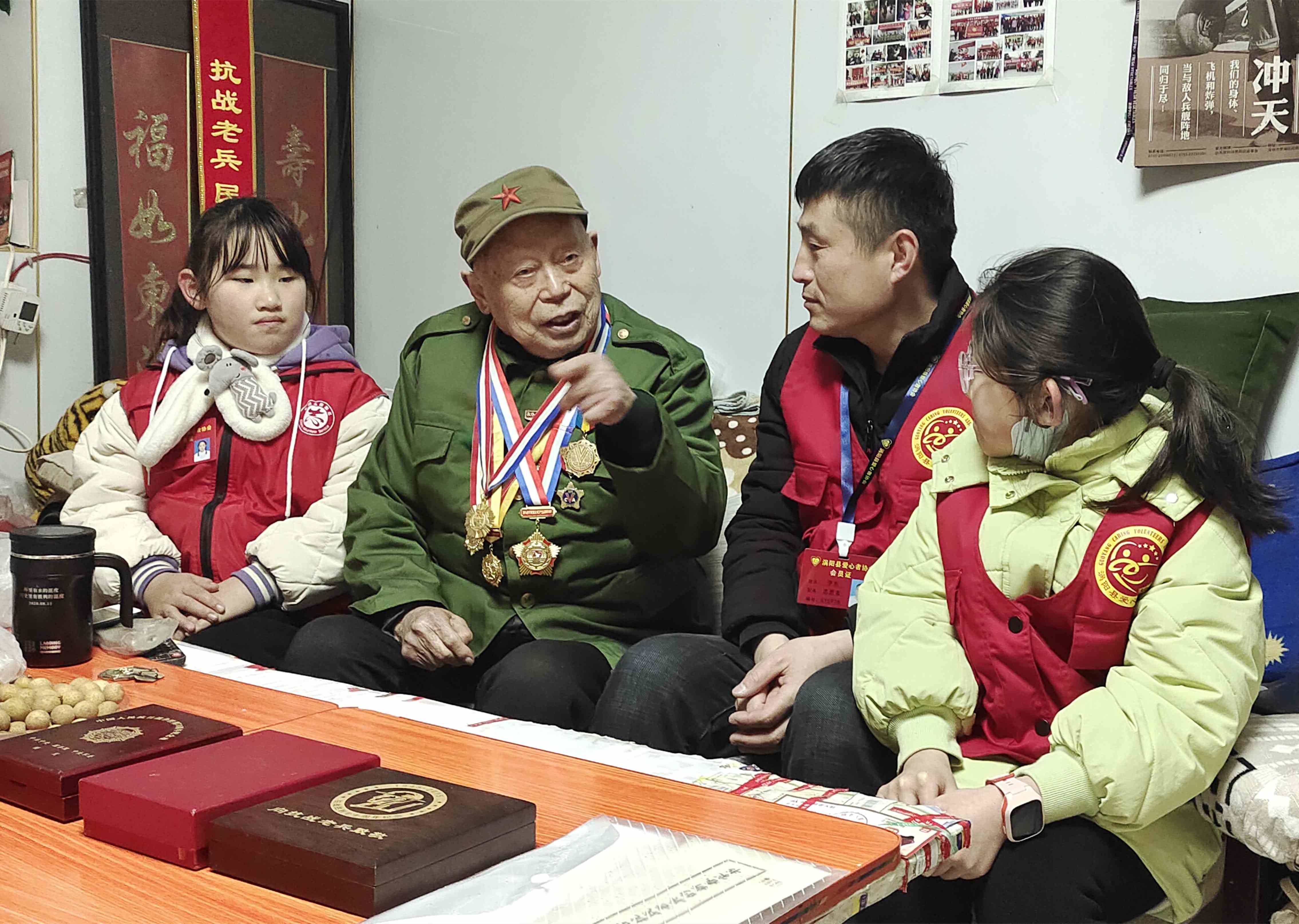 2听抗战老兵讲故事.jpg