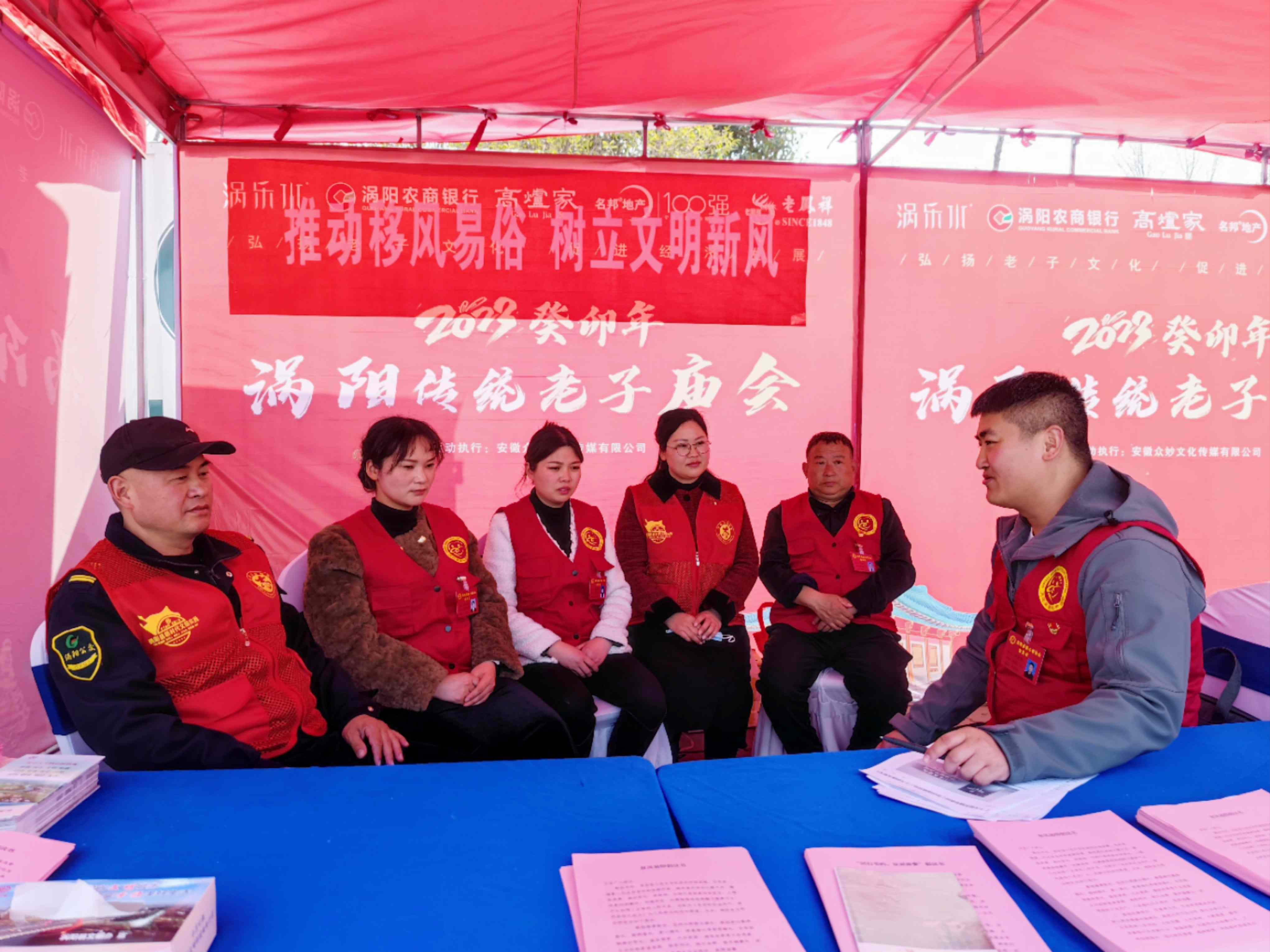 3志愿服务间隙 开展党课集中学习.jpg
