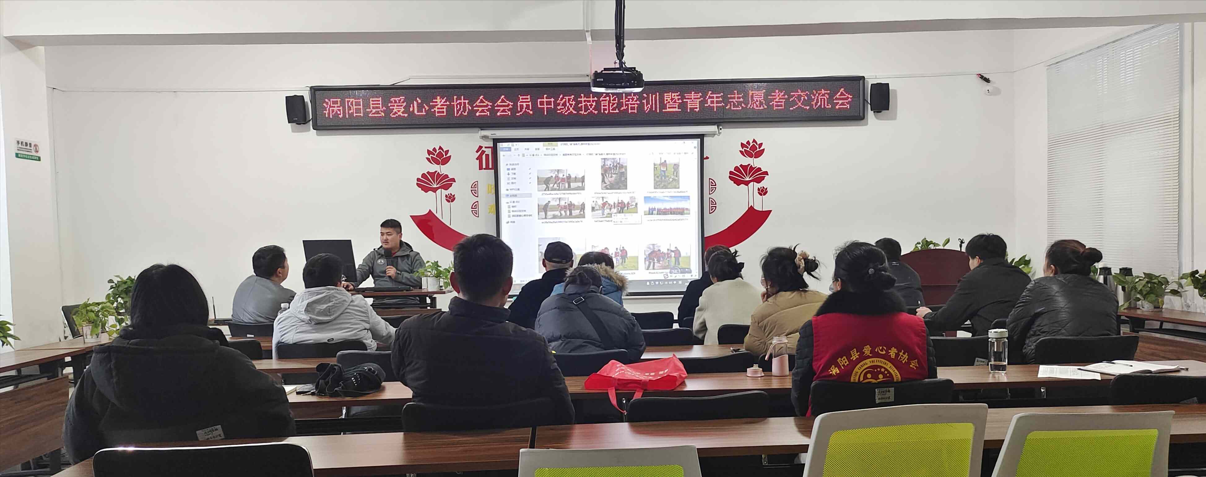 尹冬冬为参会成员介绍拍照注意事项.jpg