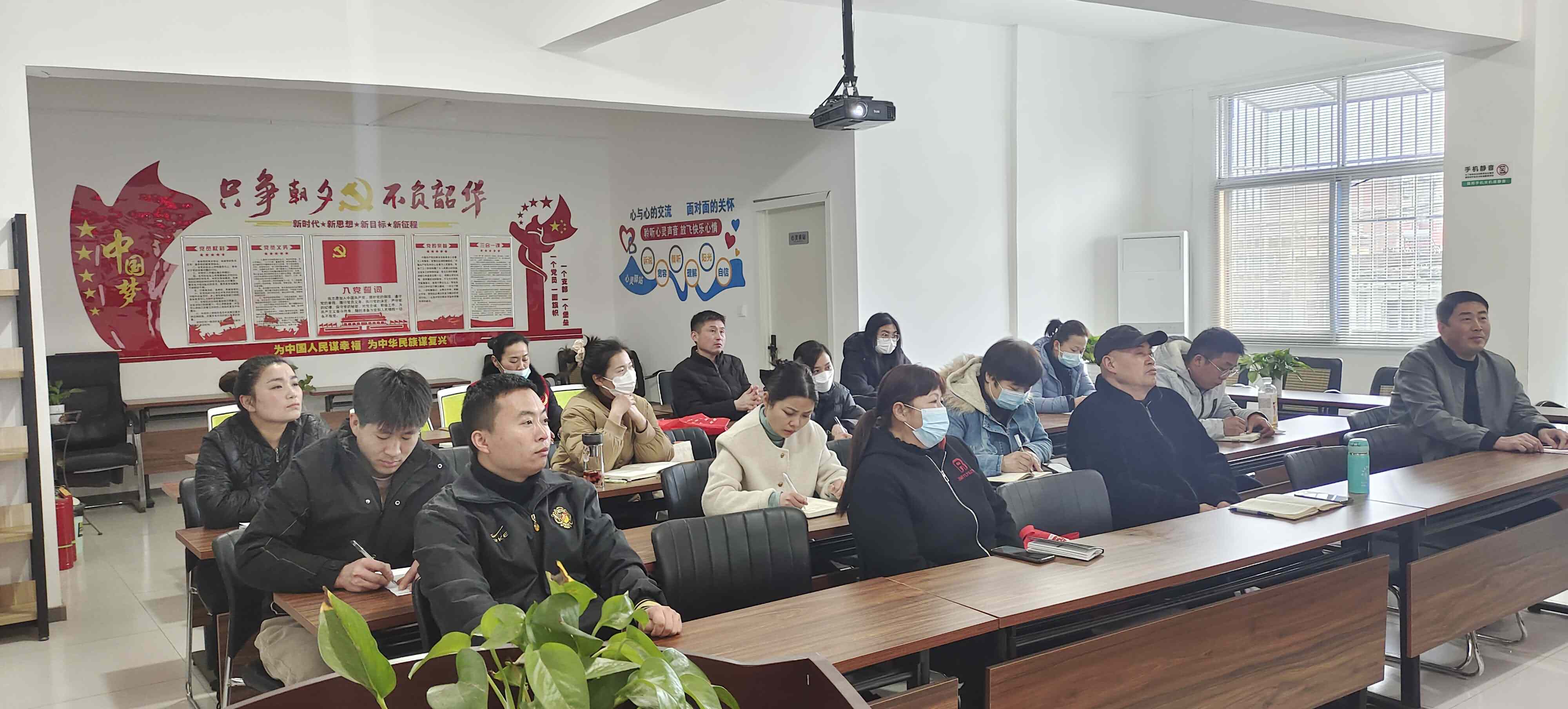 参会志愿者认真听讲、认真记录.jpg