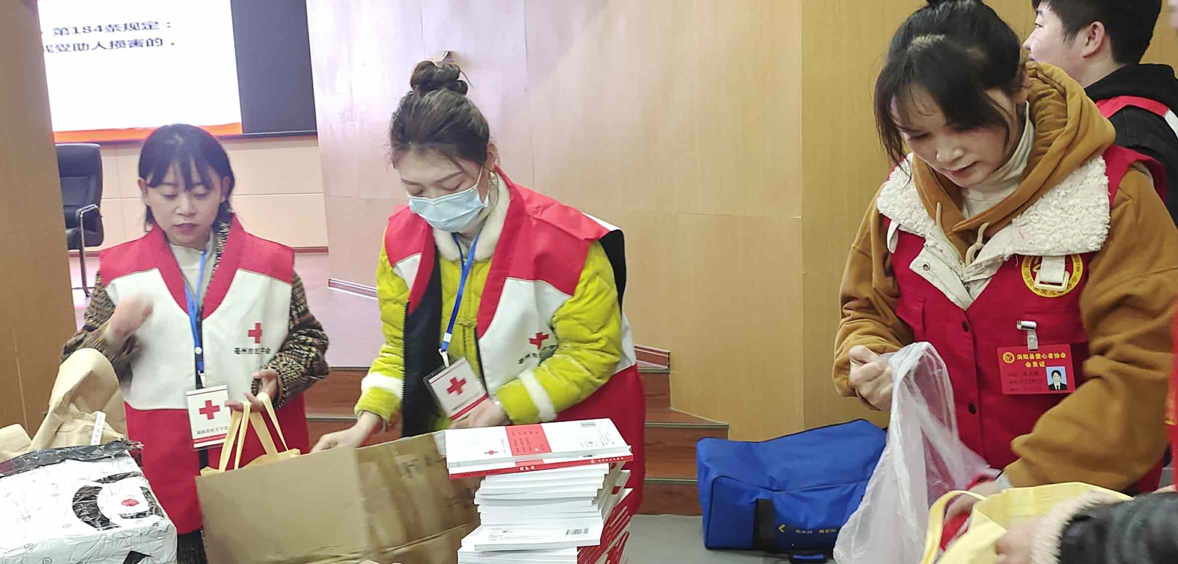 志愿者整理培训会物品.jpg