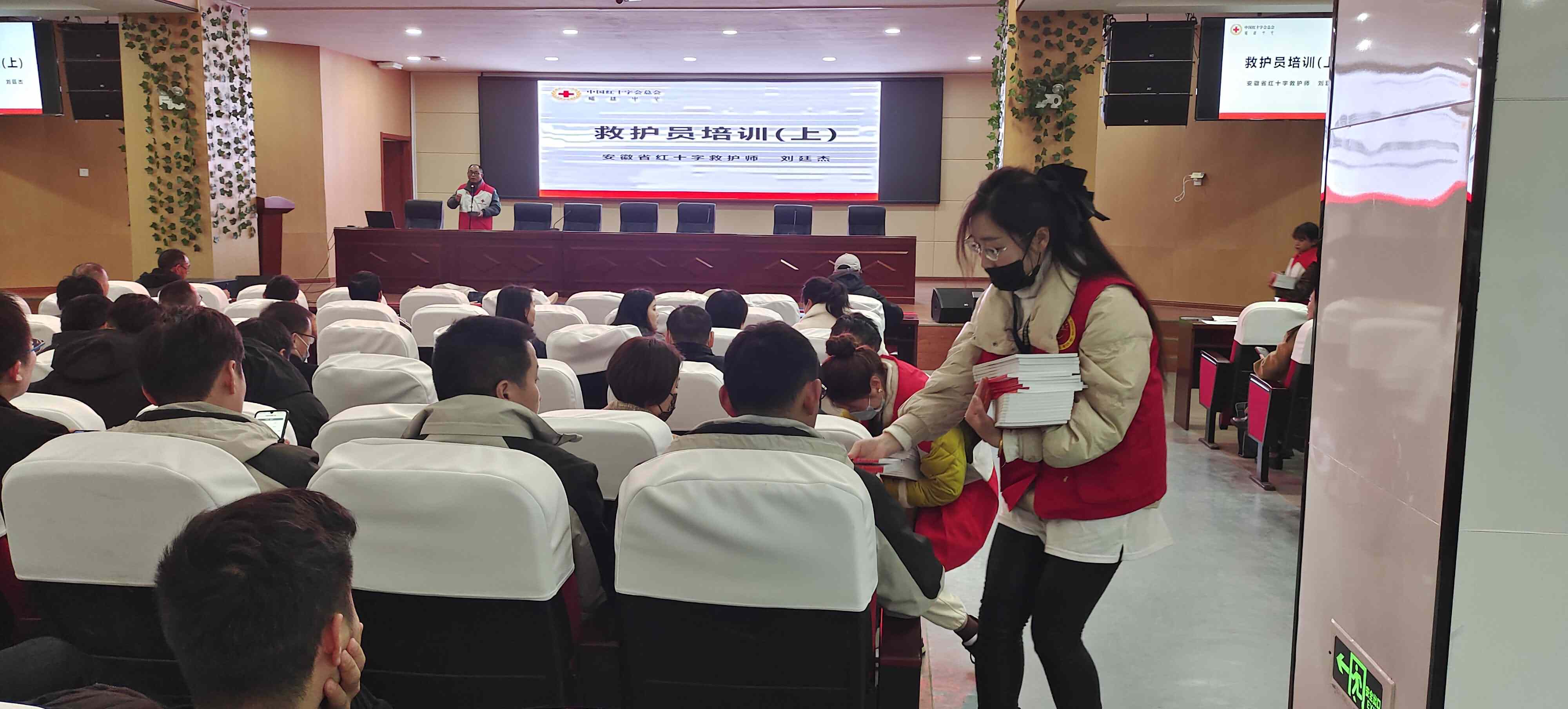志愿者分发书籍.jpg