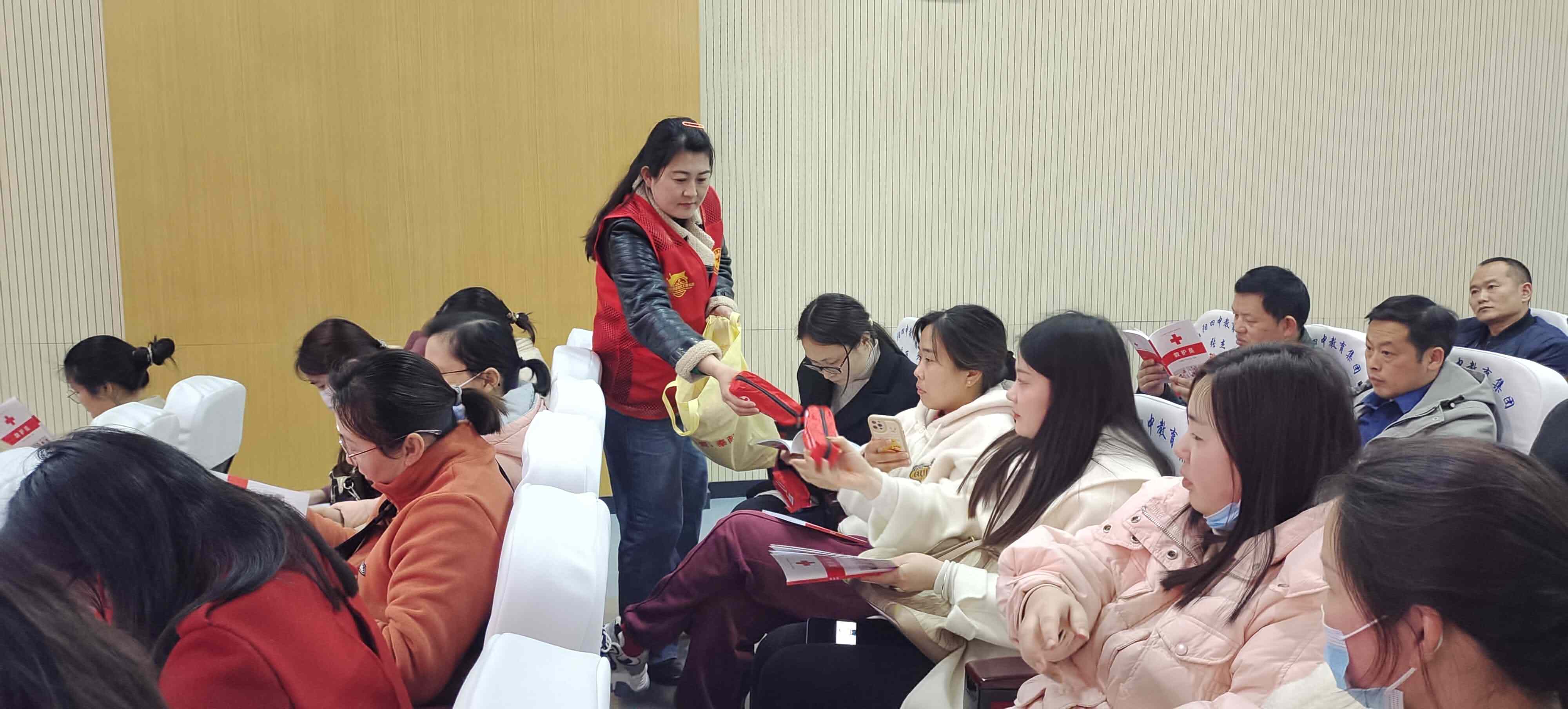 志愿者分发物品.jpg