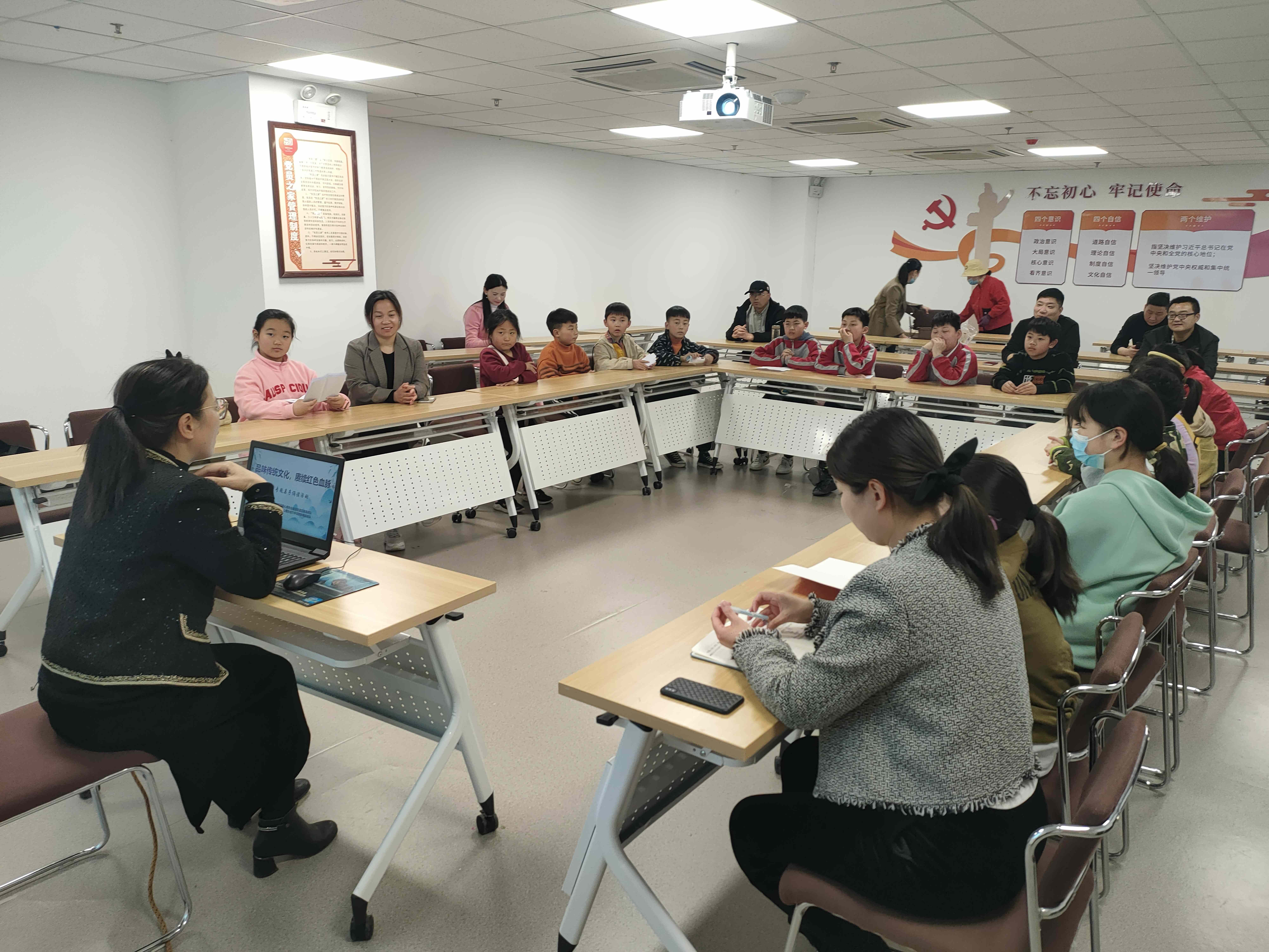 1、刘老师正在讲清明节的来历.jpg