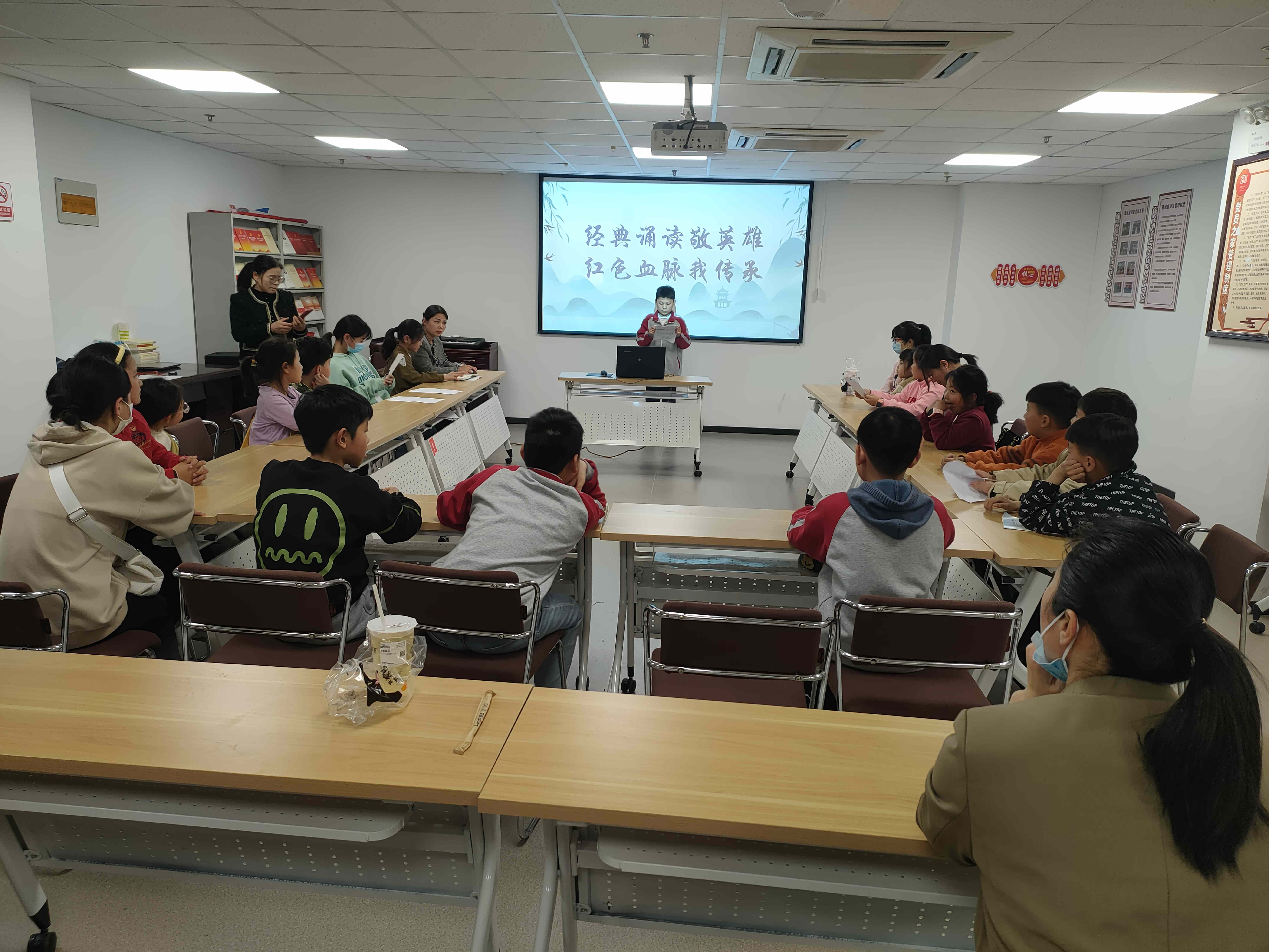 2、孩子诵读红色经典篇章.jpg