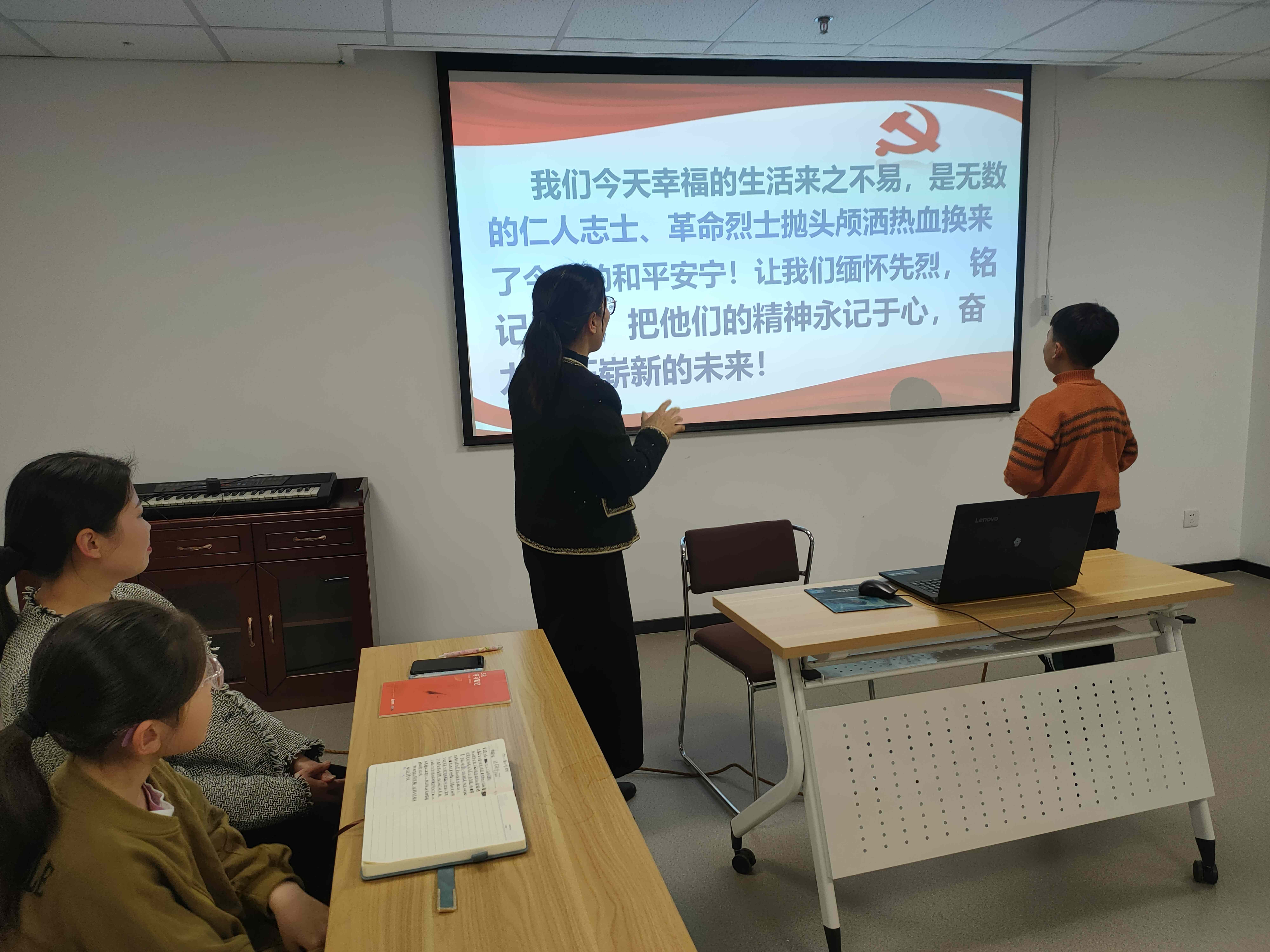 4、刘群老师带领大家一起庄严宣誓.jpg