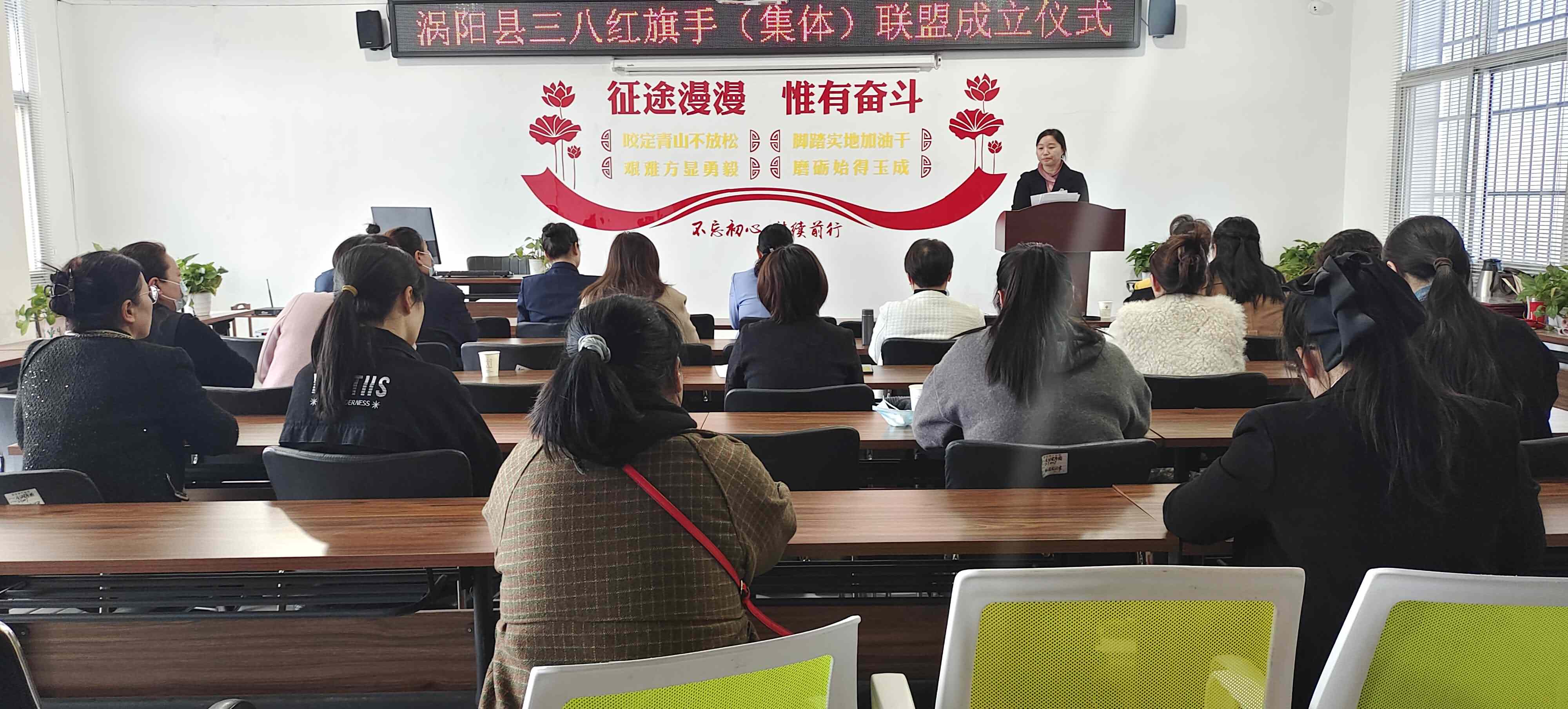 县妇联主席侯其娟主持仪式.jpg