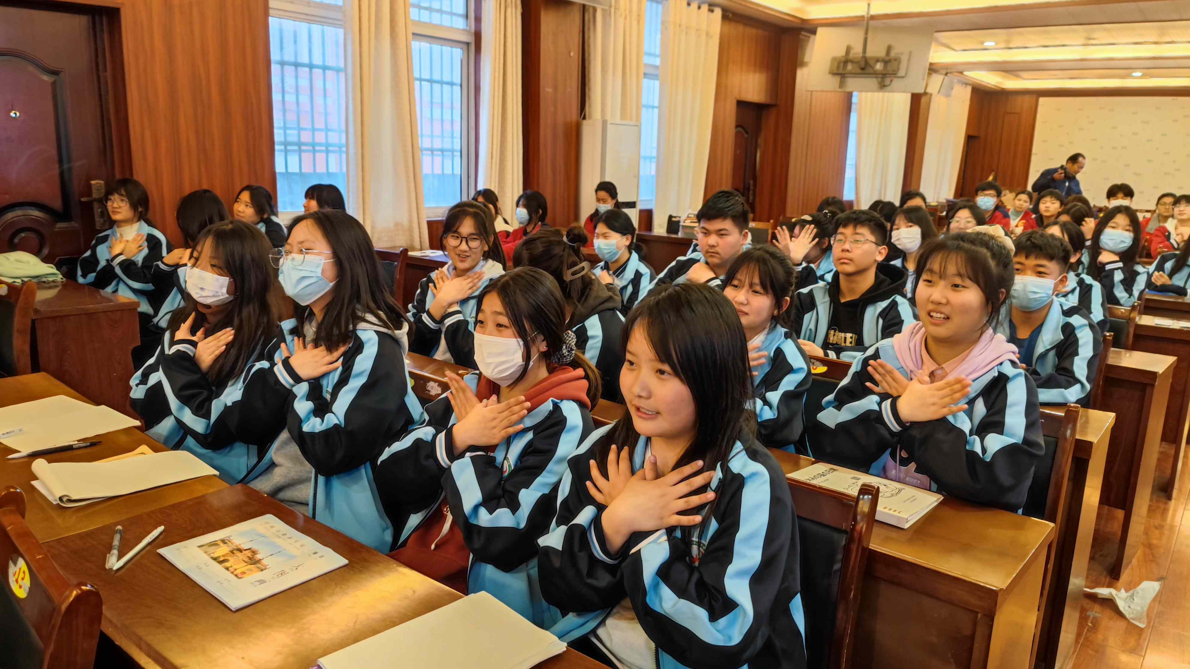 学生认真学习.jpg