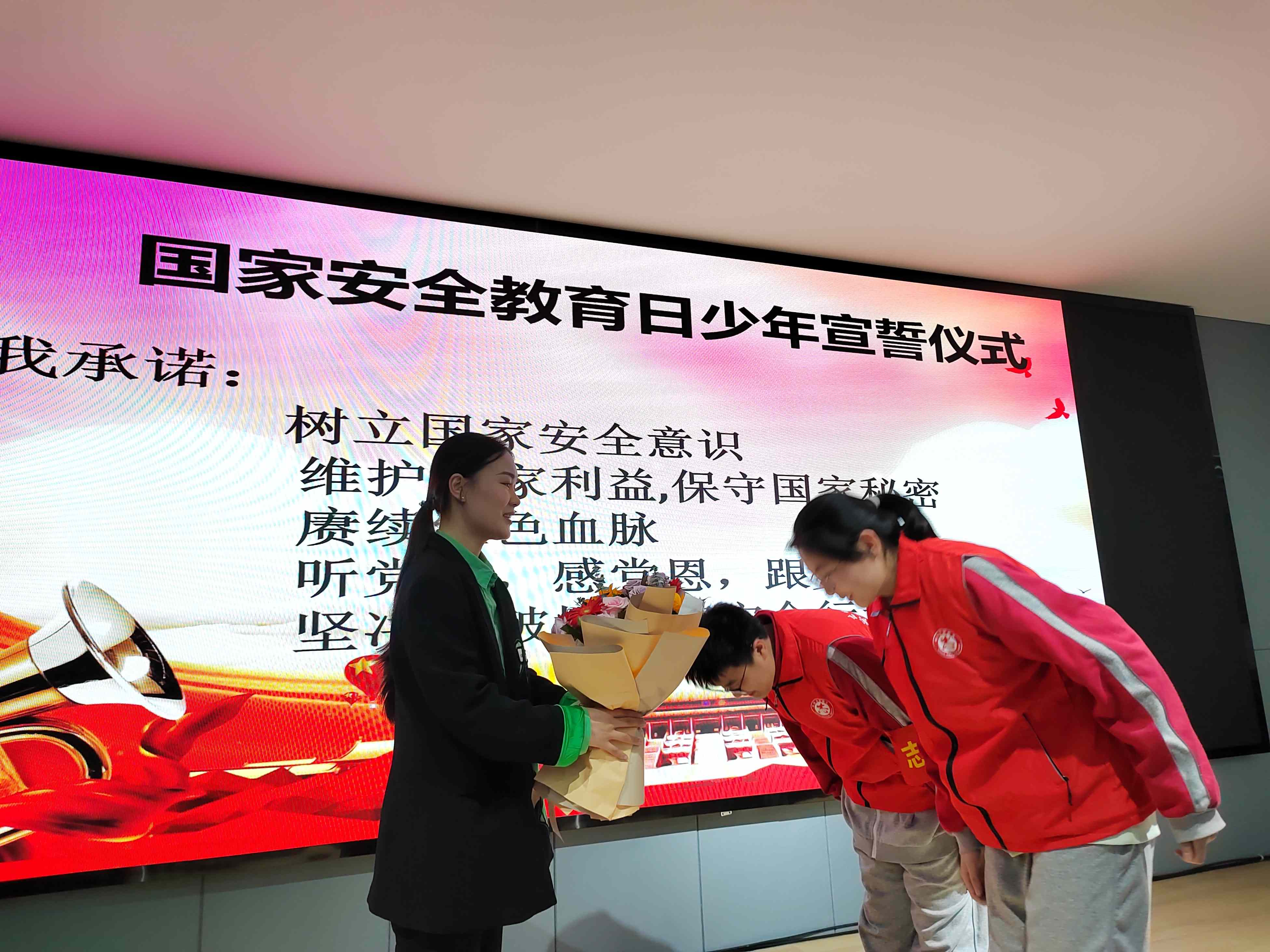 3、鲜花表达感恩之心.jpg
