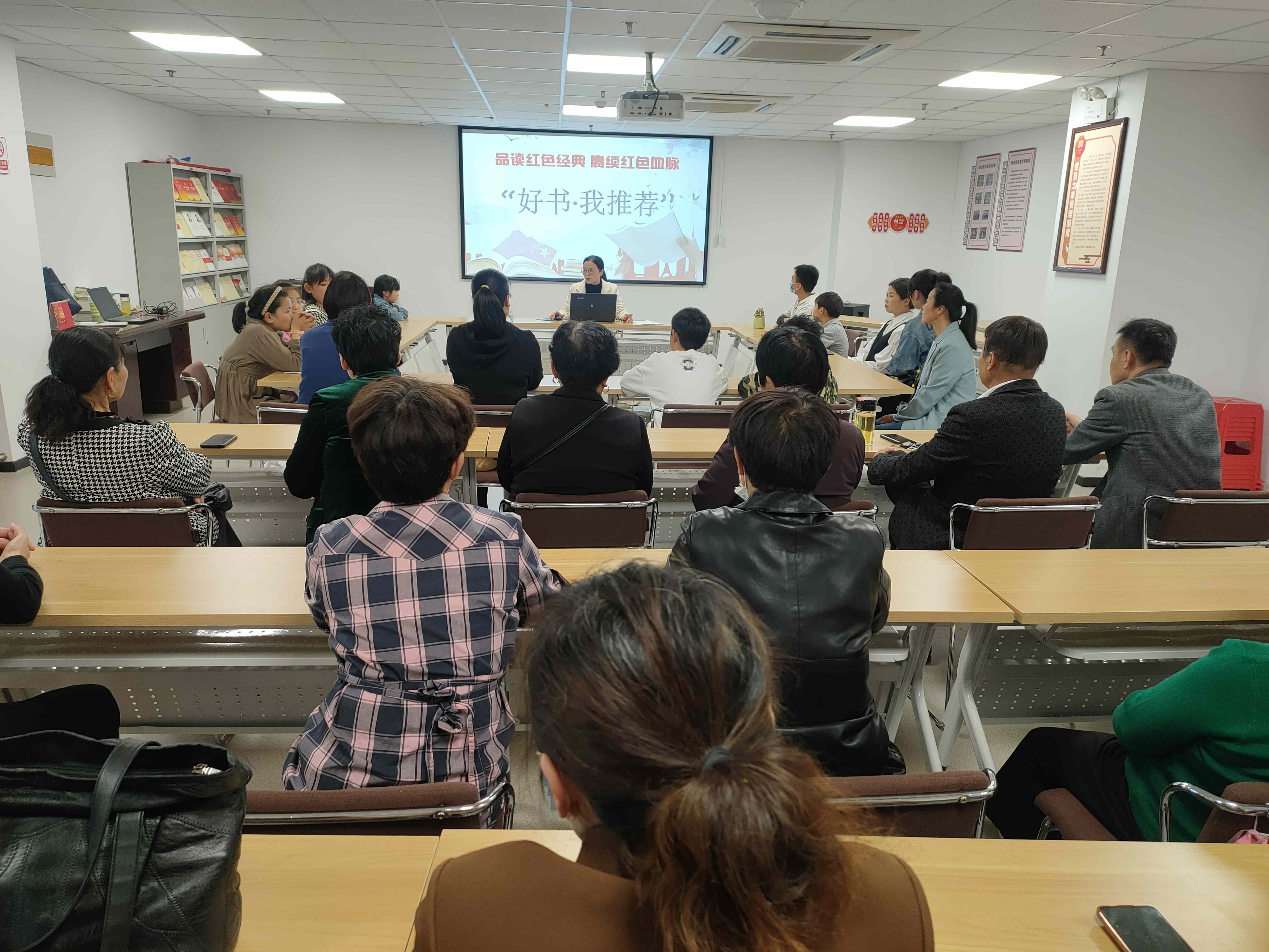 1、家长们认真学习中.jpg