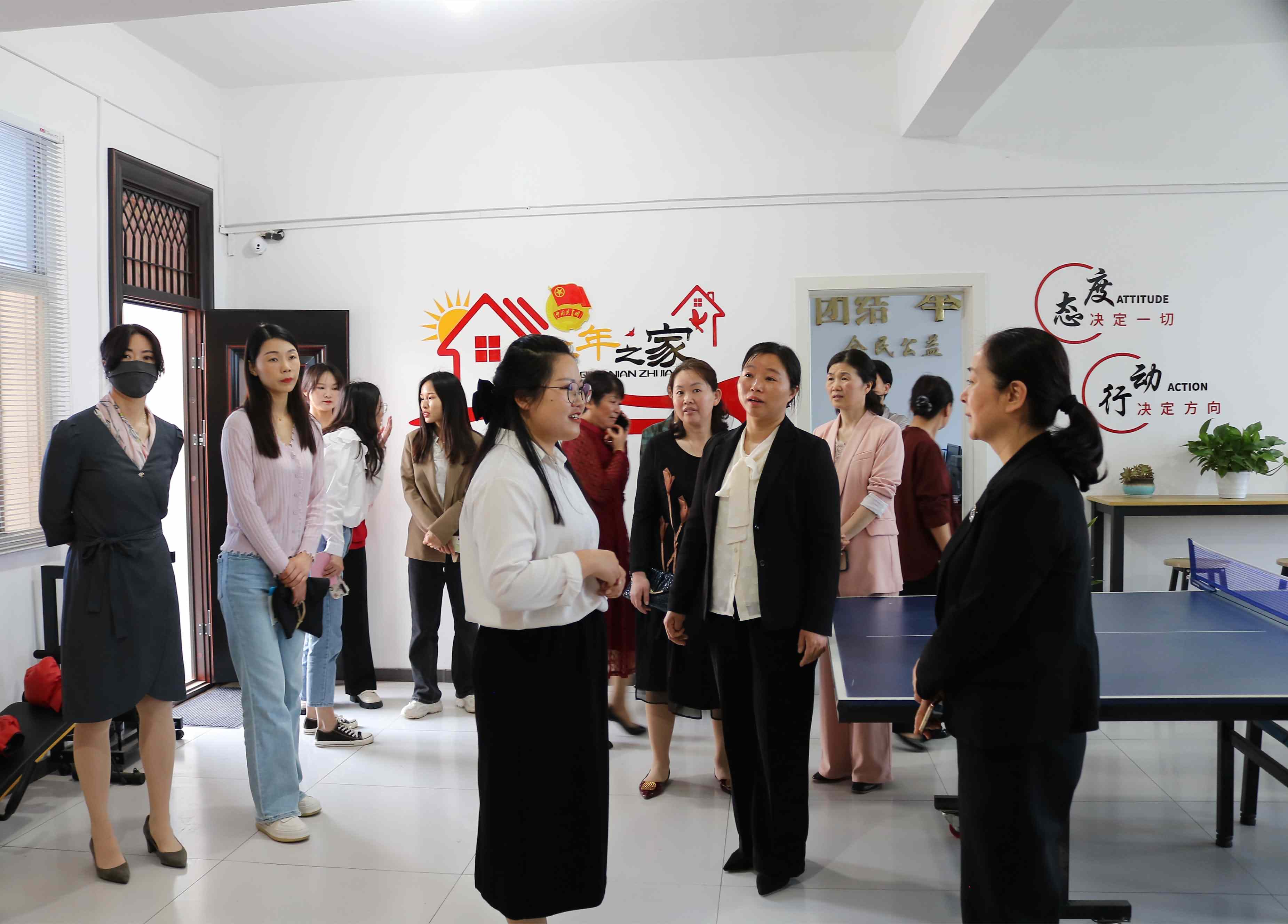 2向领导介绍活动中心情况.jpg