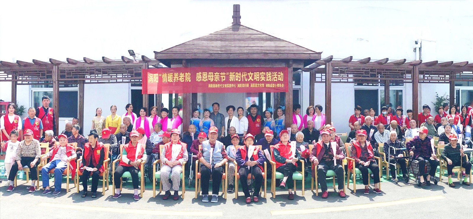 6与老人们留下美好瞬间.jpg