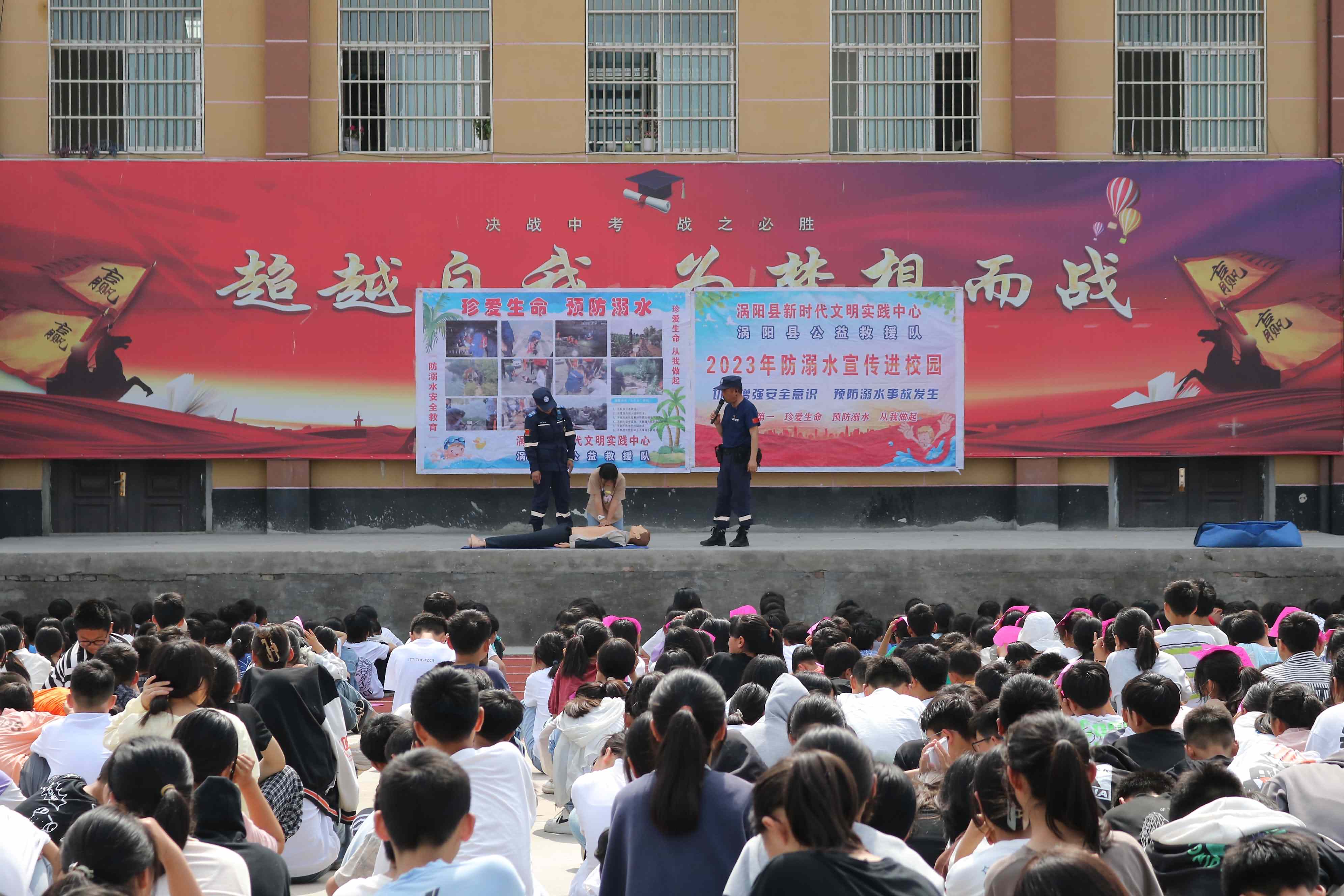 1、心肺复苏演示中.jpg