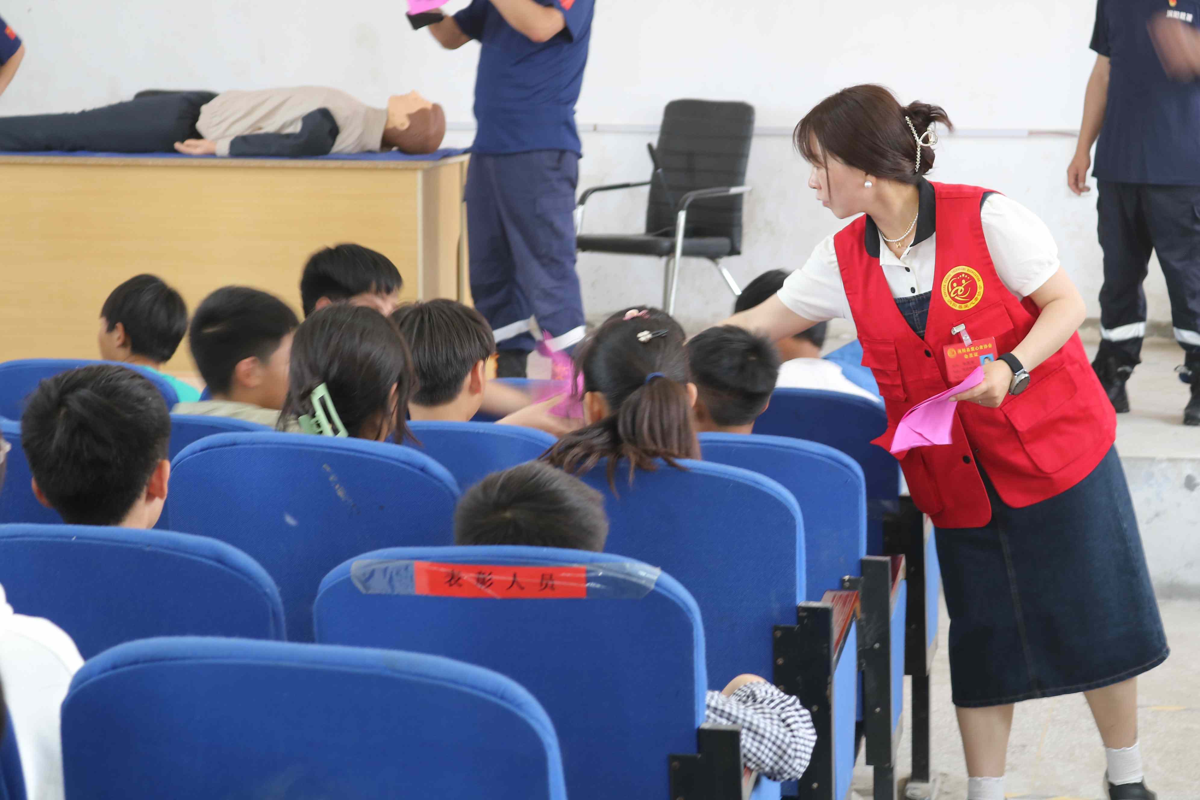 5、志愿者分发宣传单.jpg