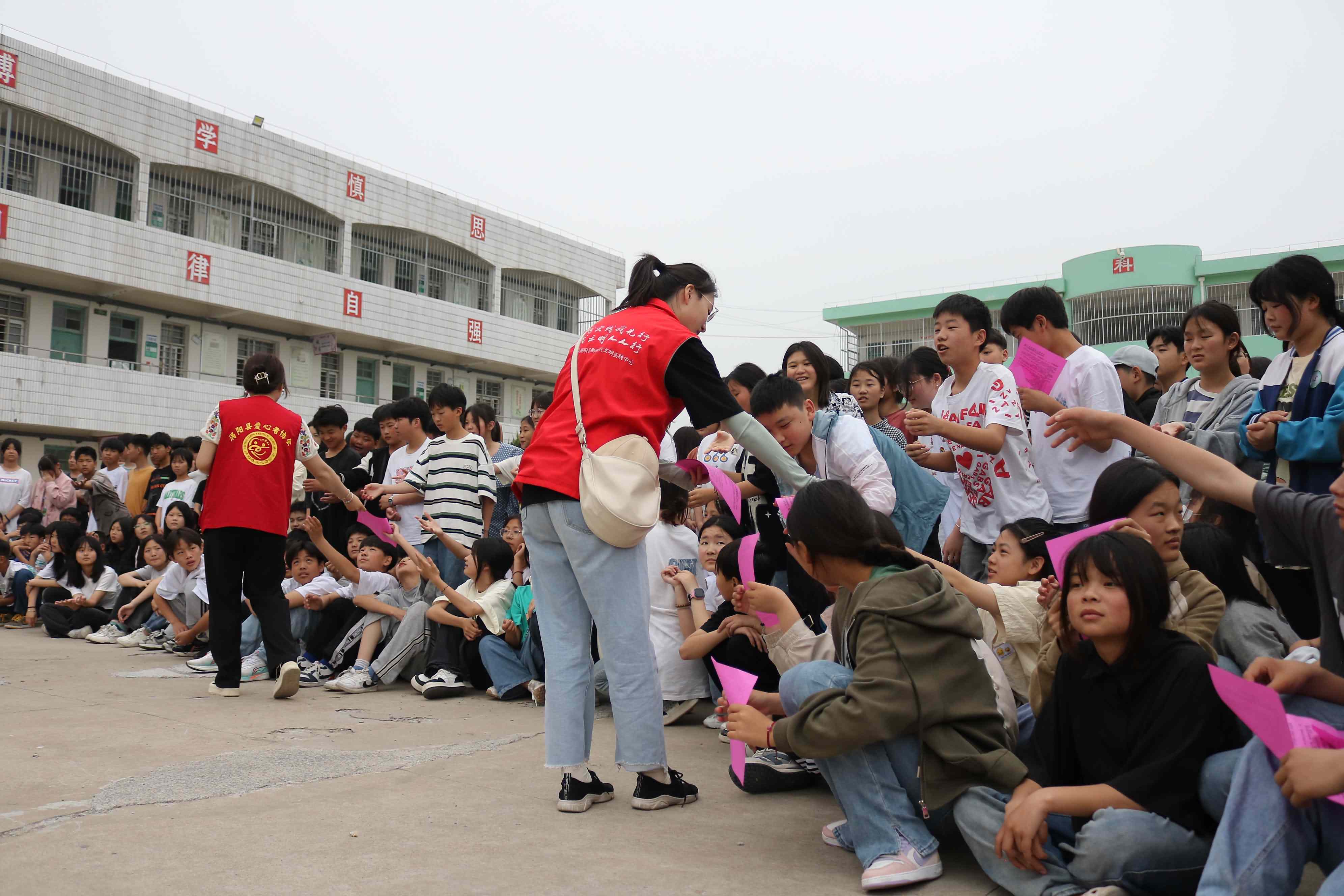 2、志愿者分发宣传单册.jpg