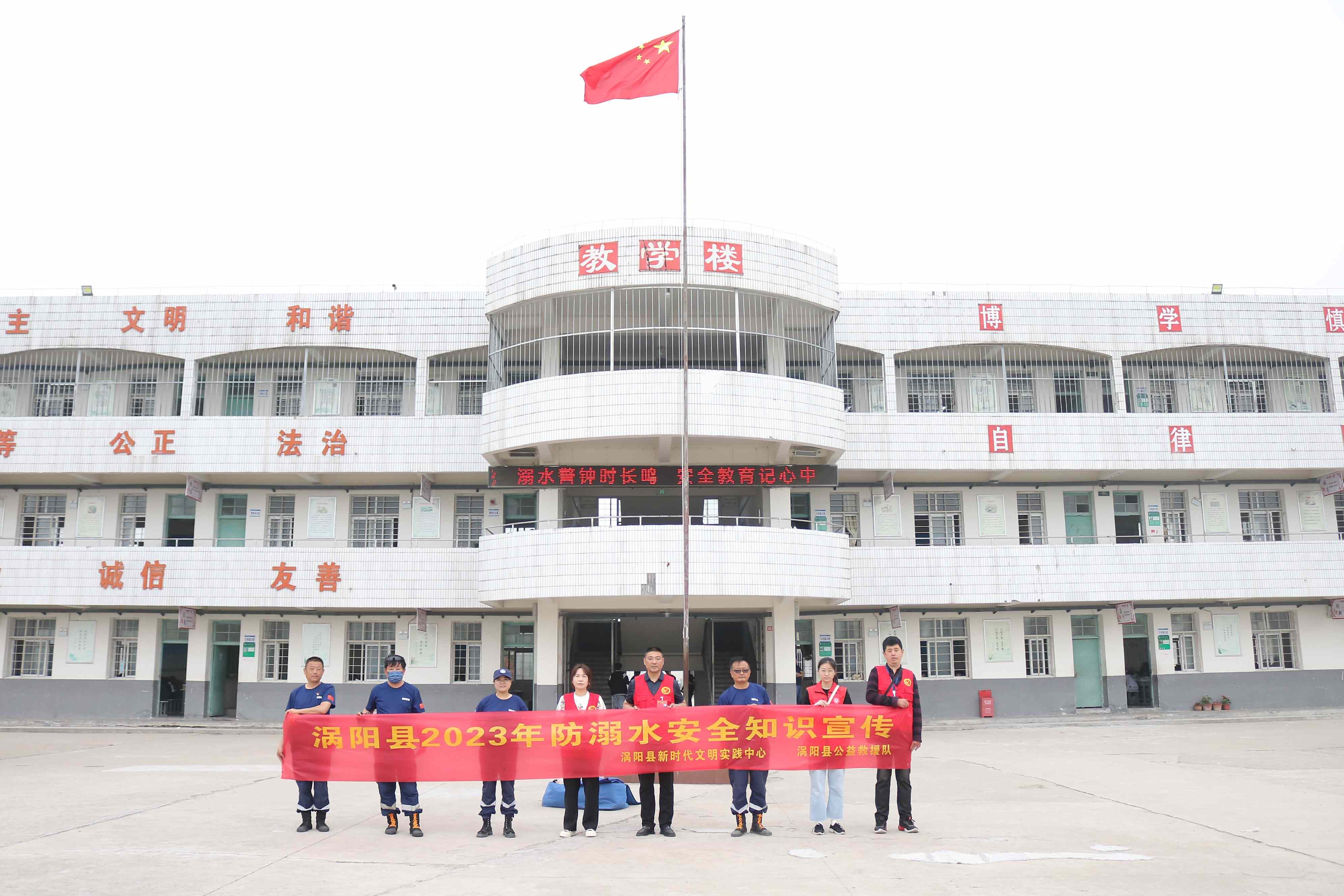 4、志愿者合影留念.jpg