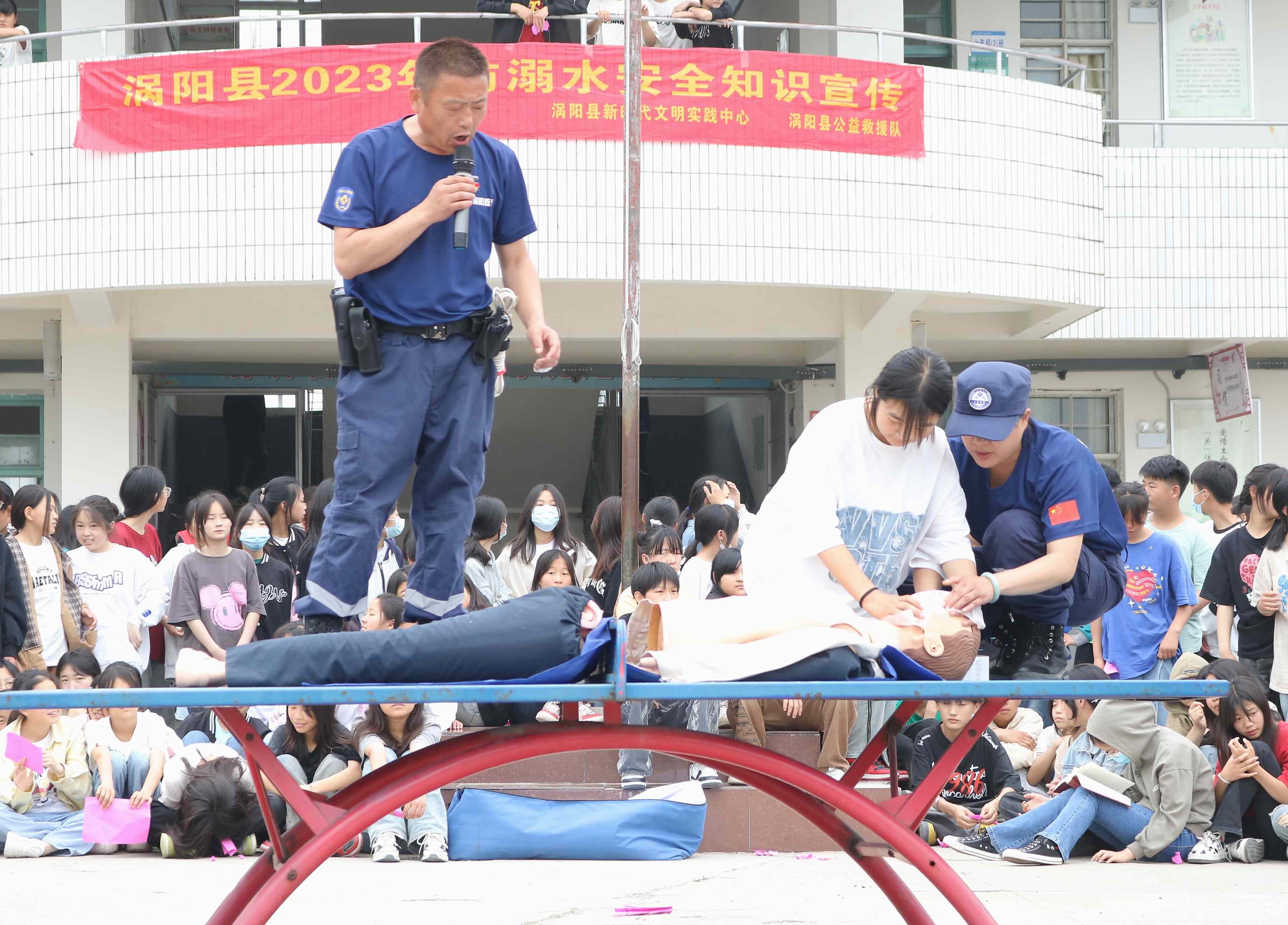 3、学生学习心肺复苏.jpg