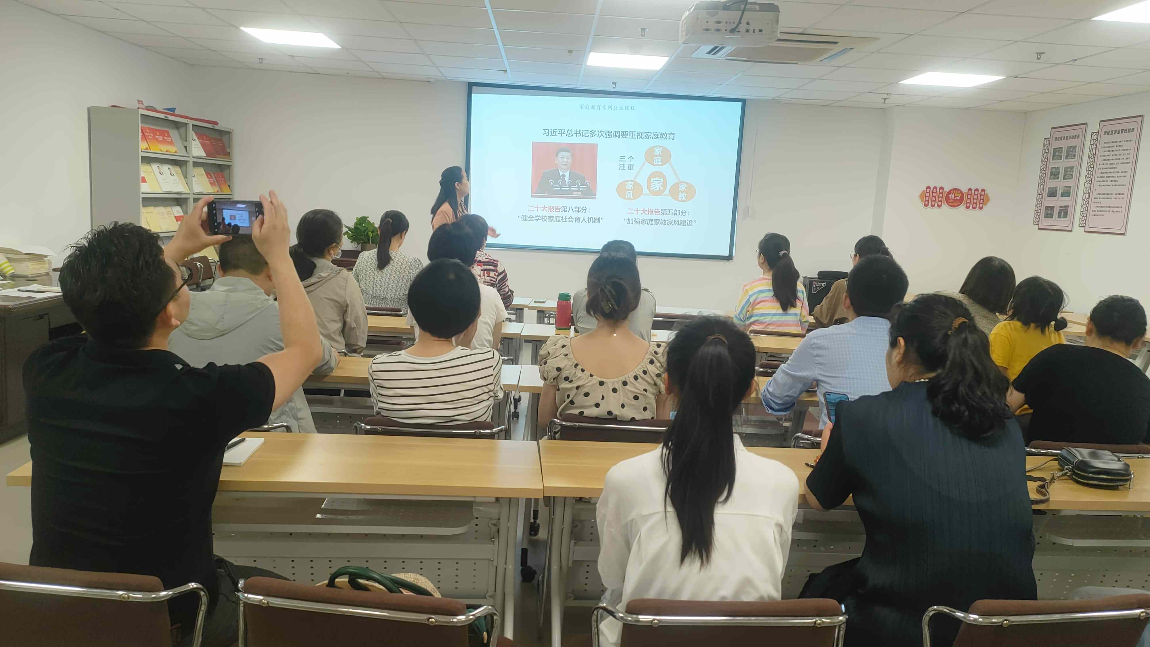 1.老师正在授课.jpg
