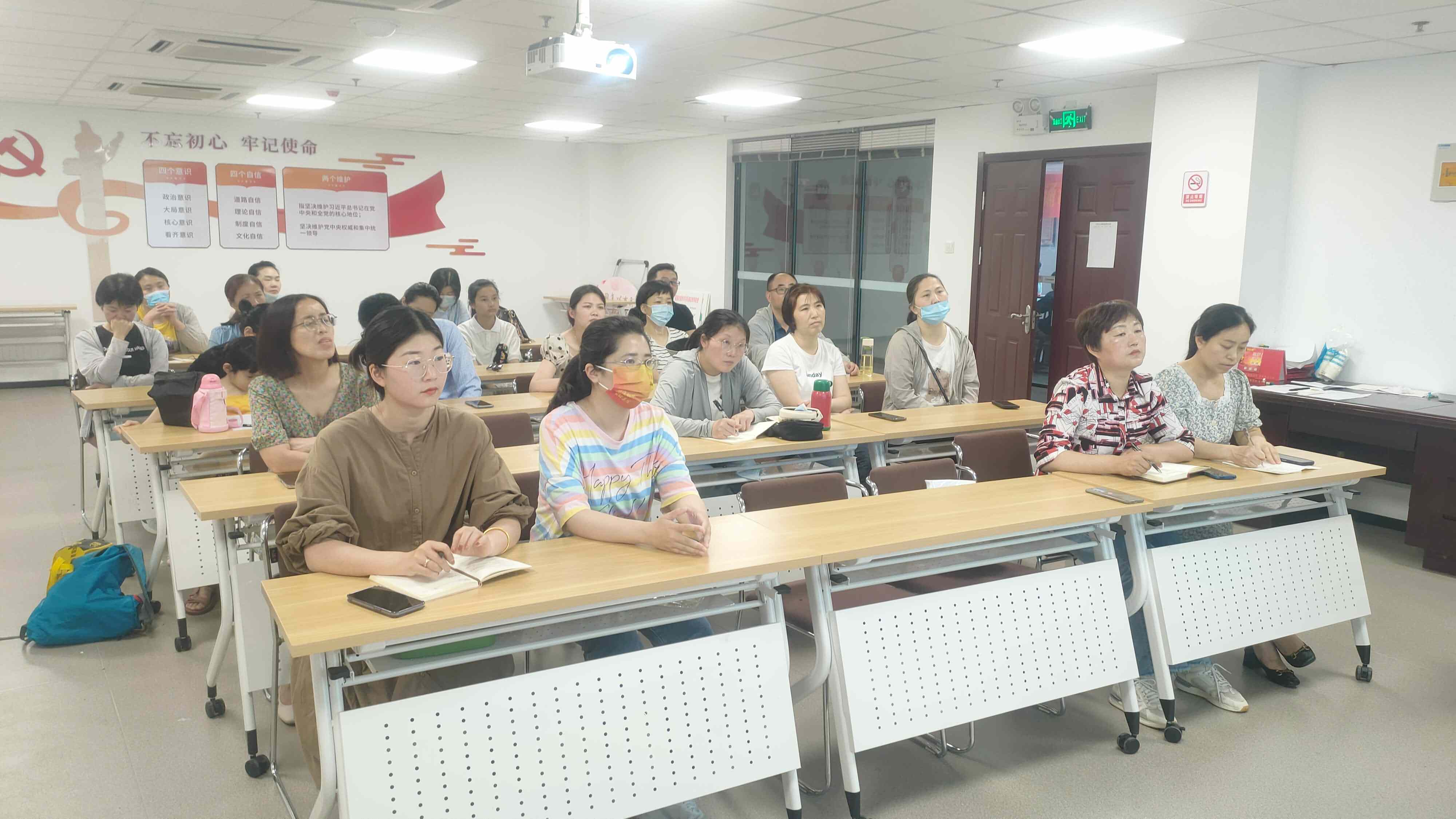 2.学员认真听讲.jpg