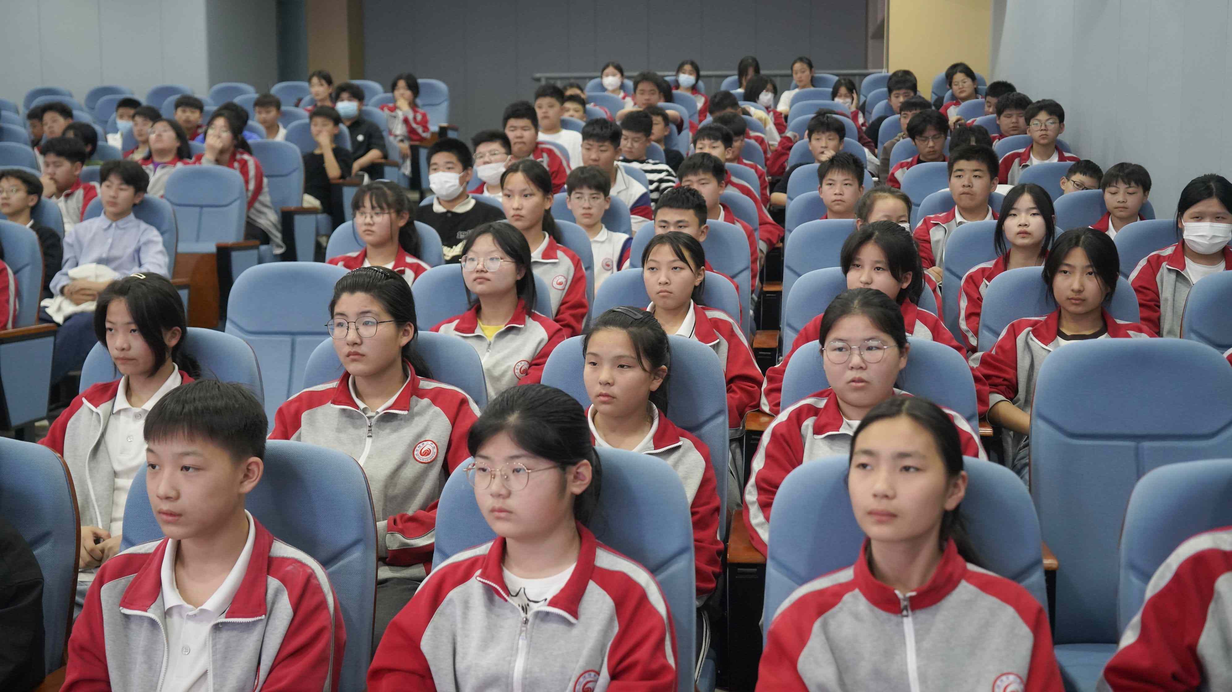 学生凝神谛听中.jpg