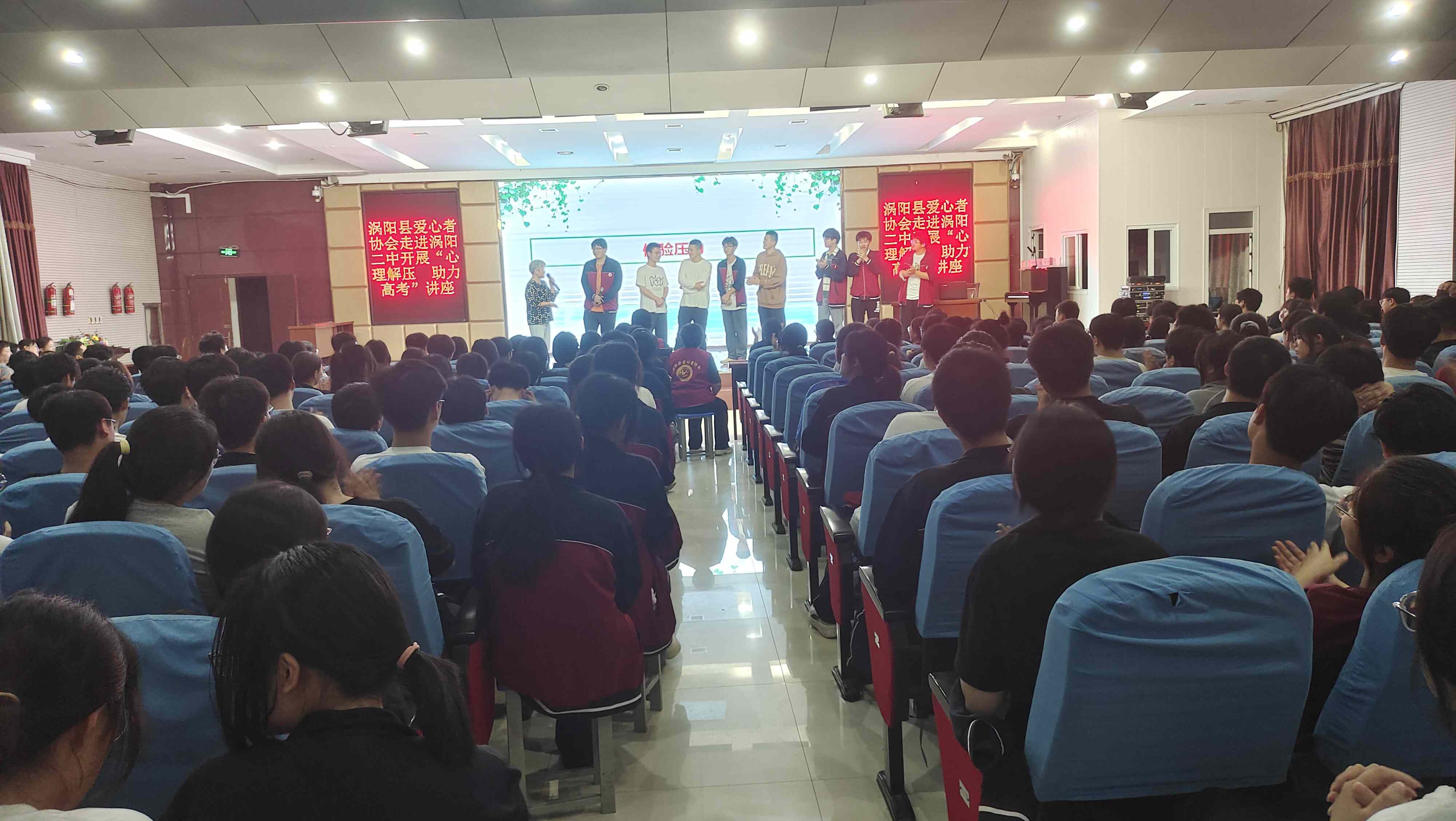 老师与学生互动中.jpg