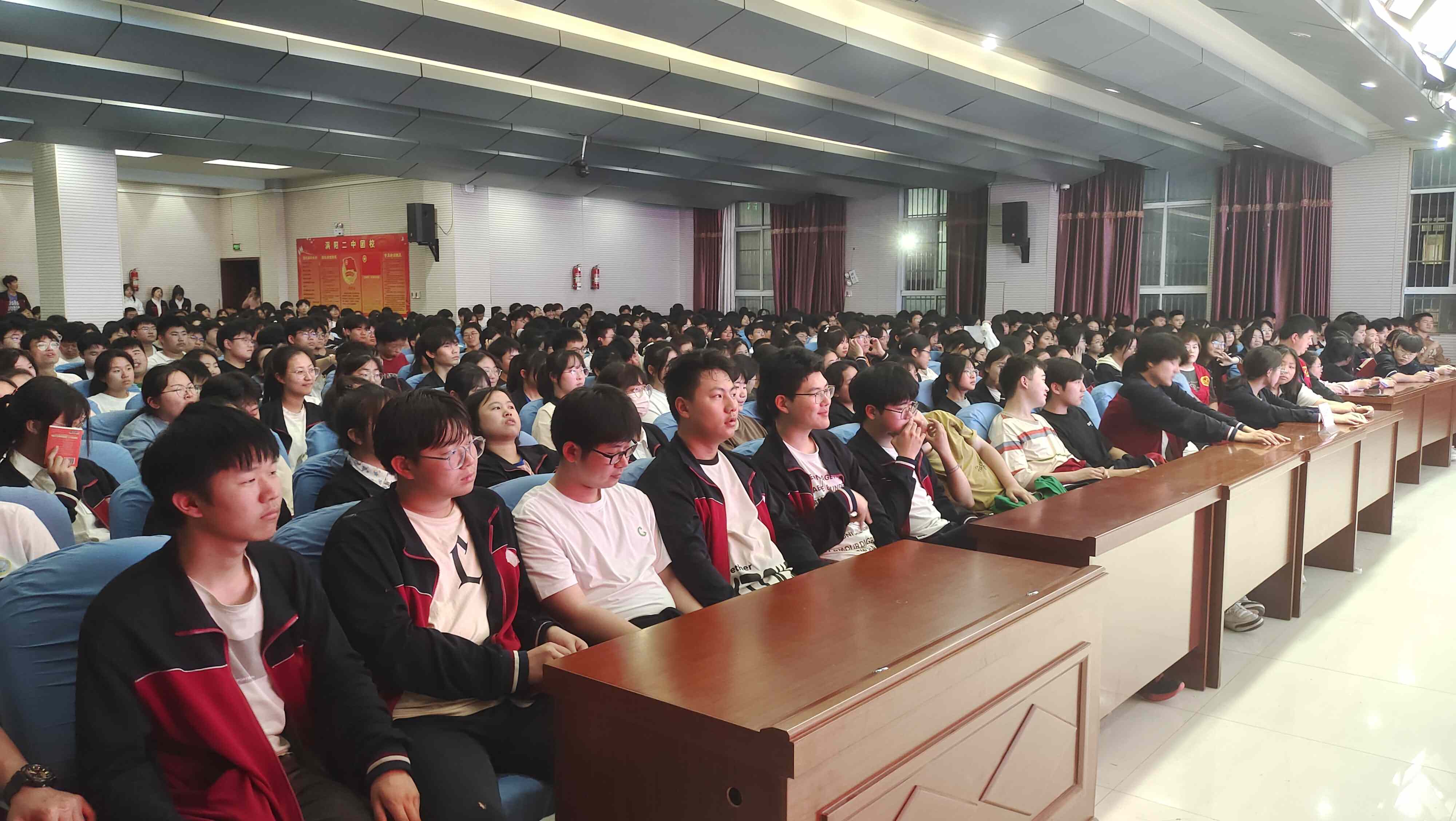 学生认真聆听.jpg