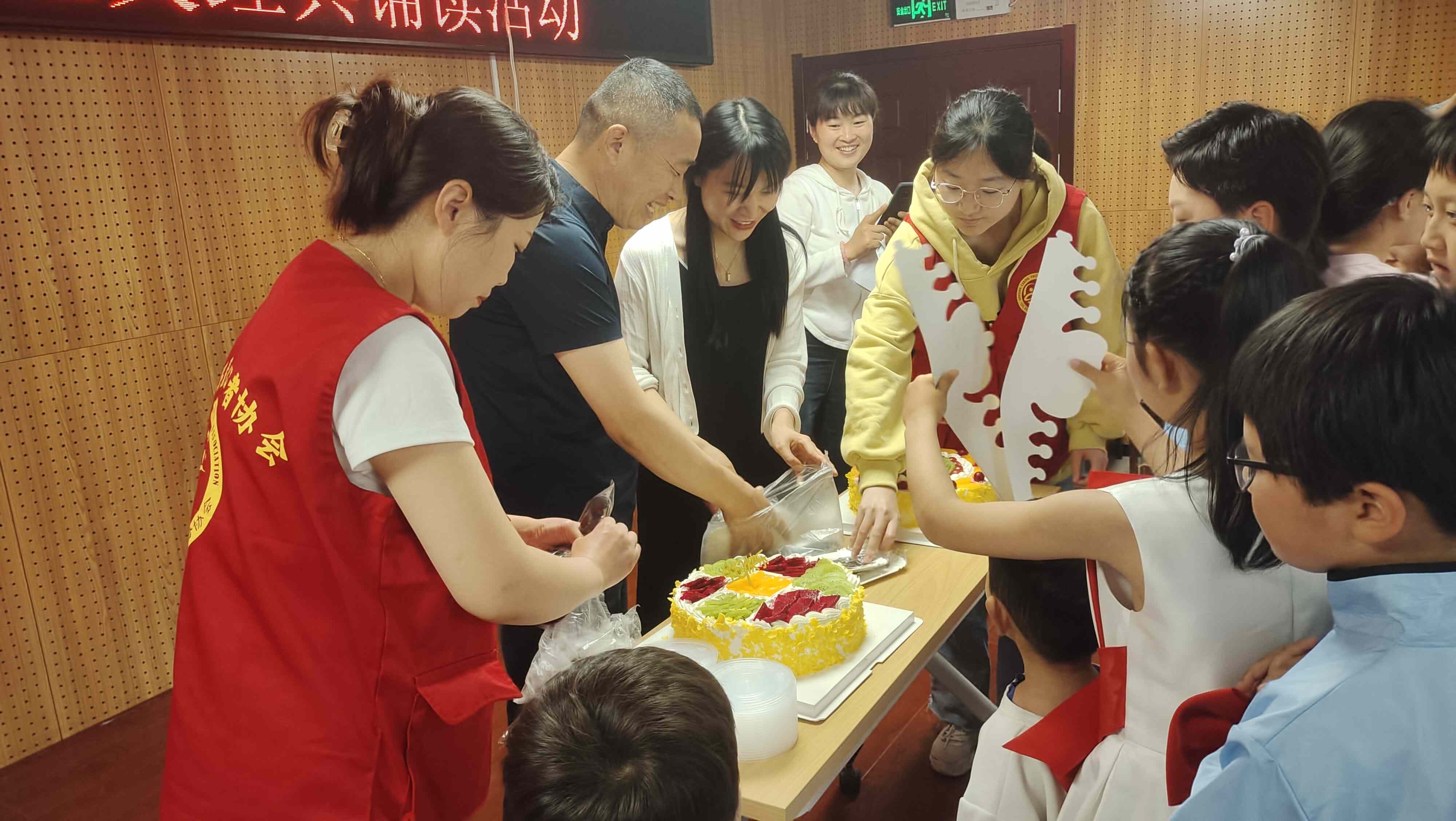 3、分享蛋糕.jpg