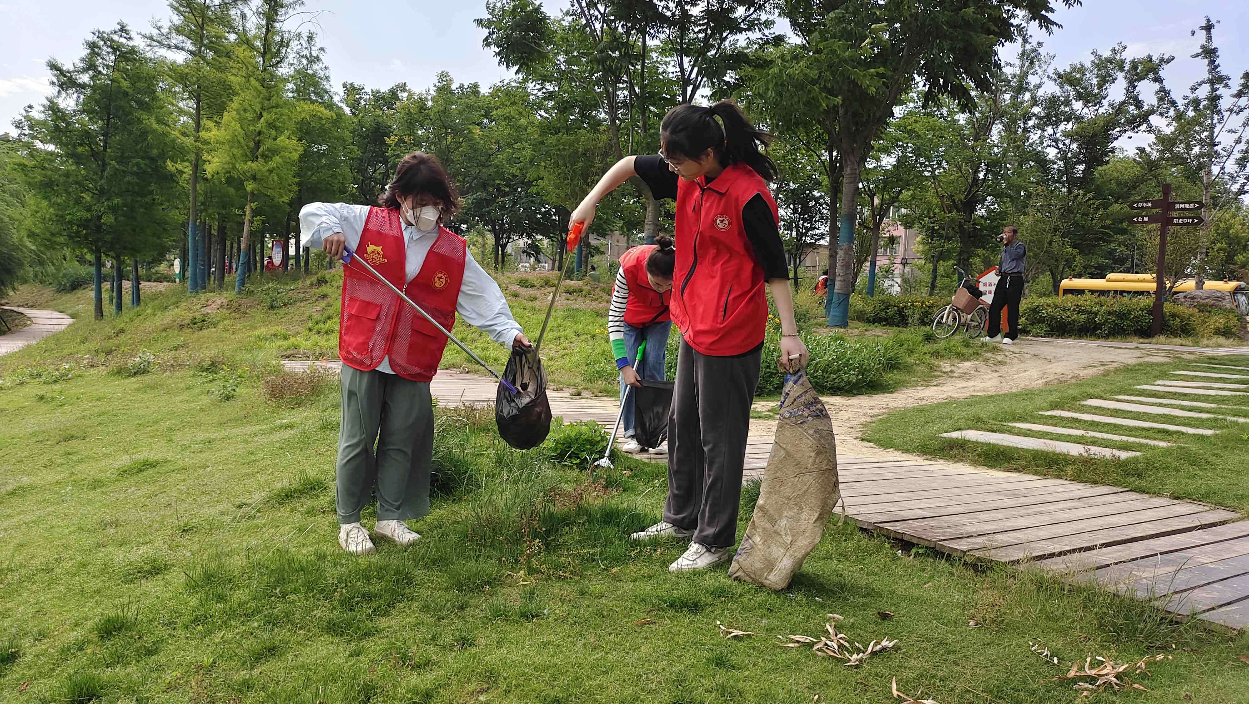 2捡拾垃圾.jpg