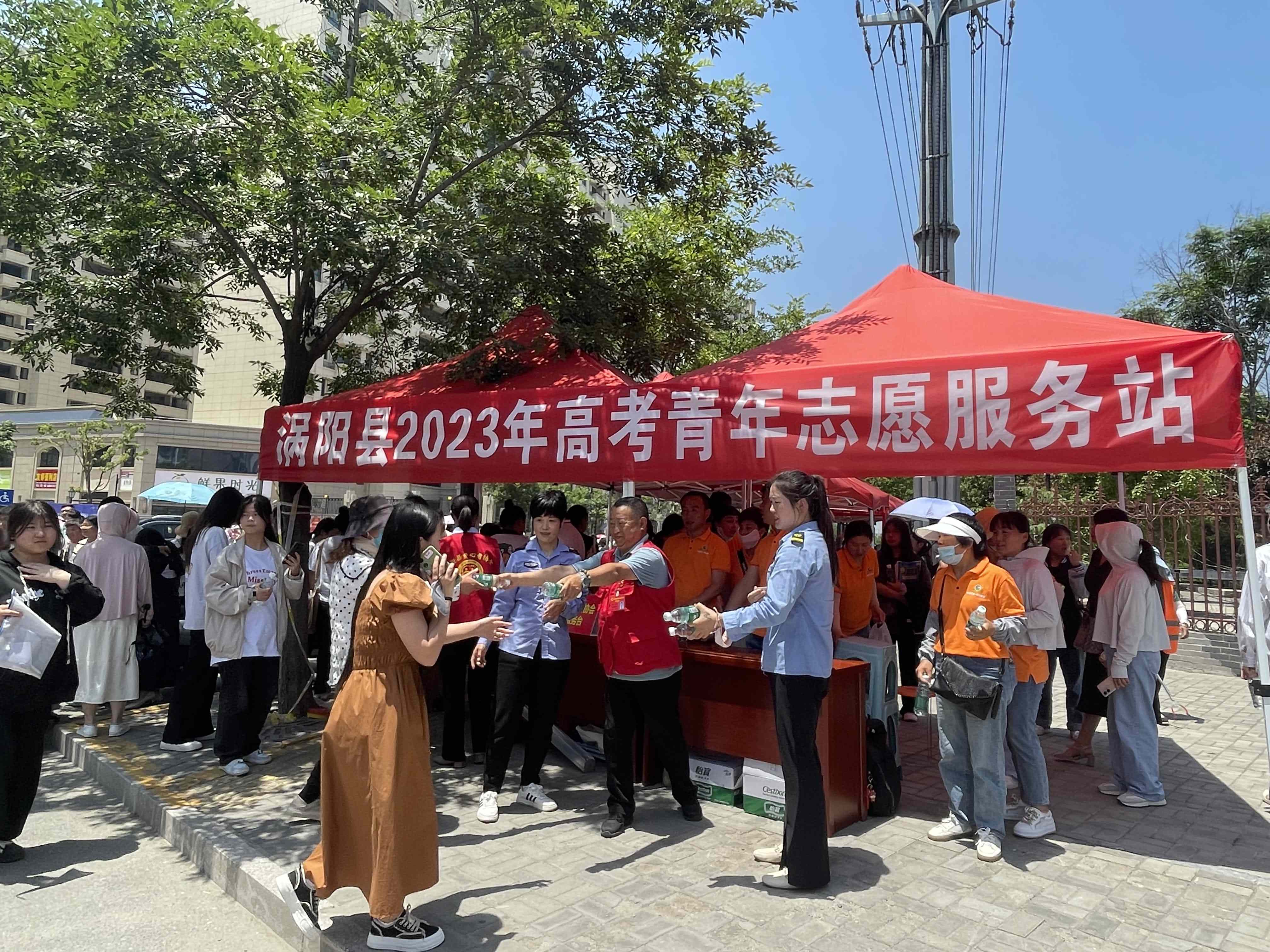 1为考生家长送水.jpg