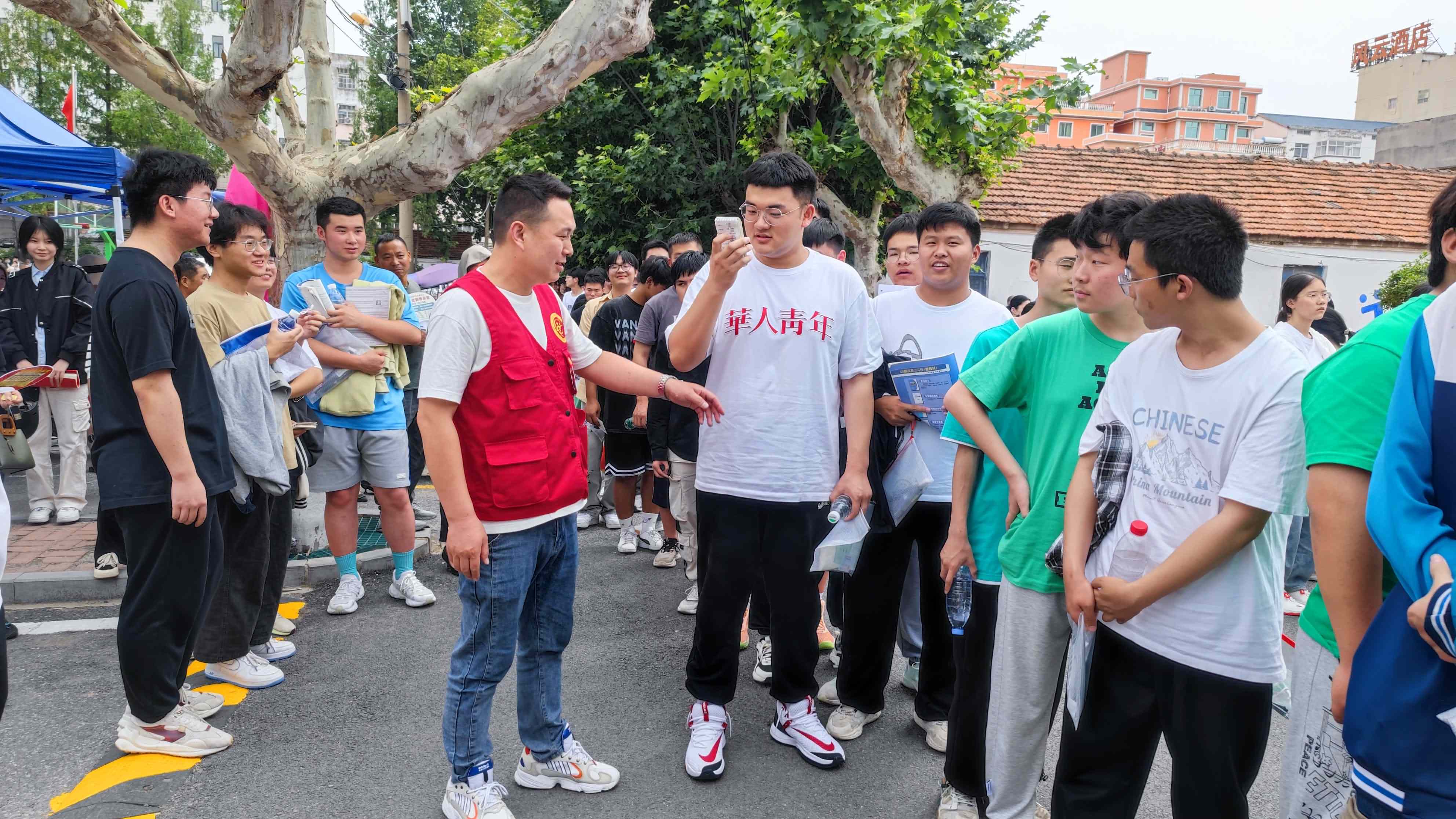 2辅助维持秩序.jpg