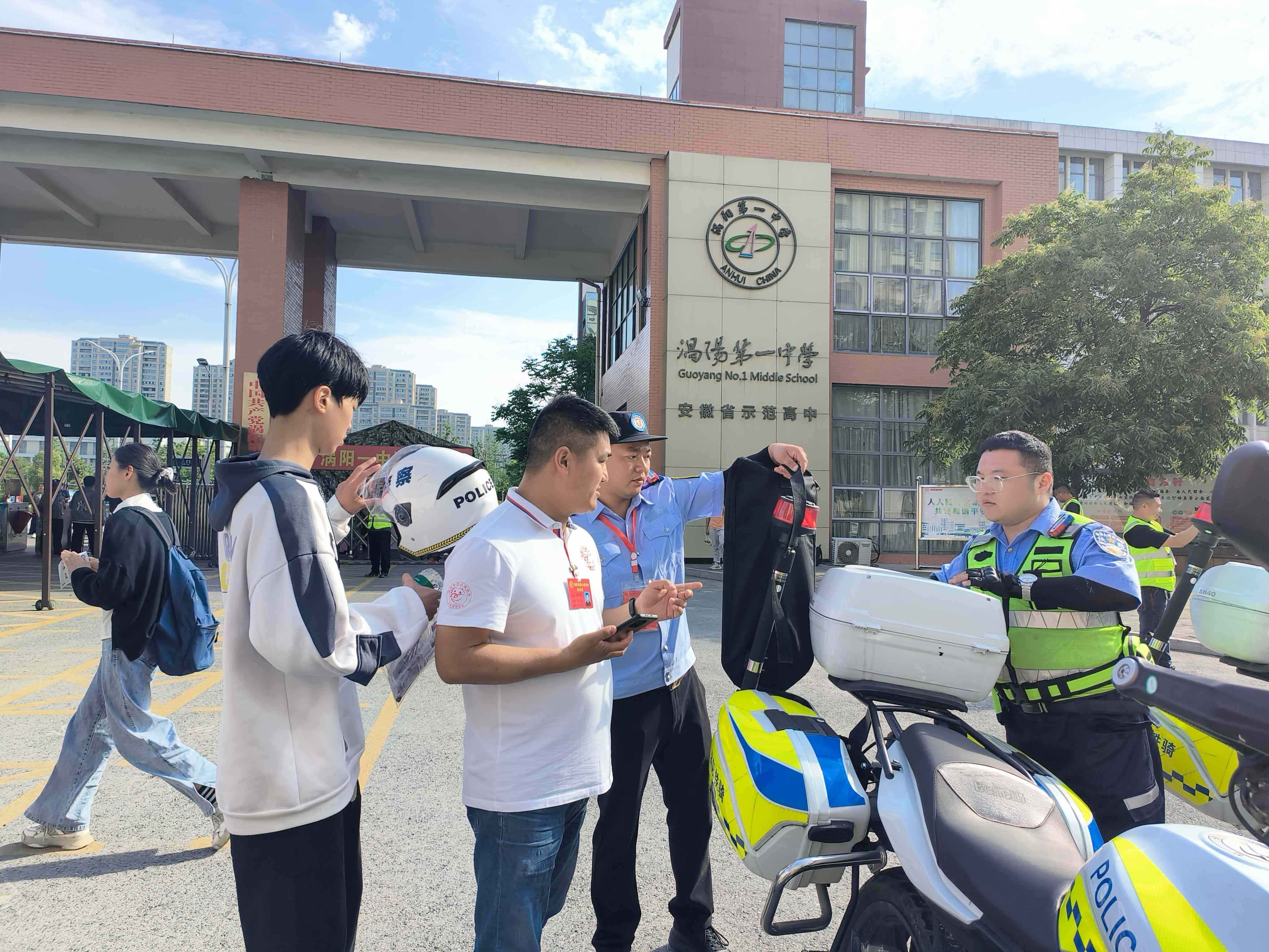 3跟铁骑对接送考生顺利进考场.jpg