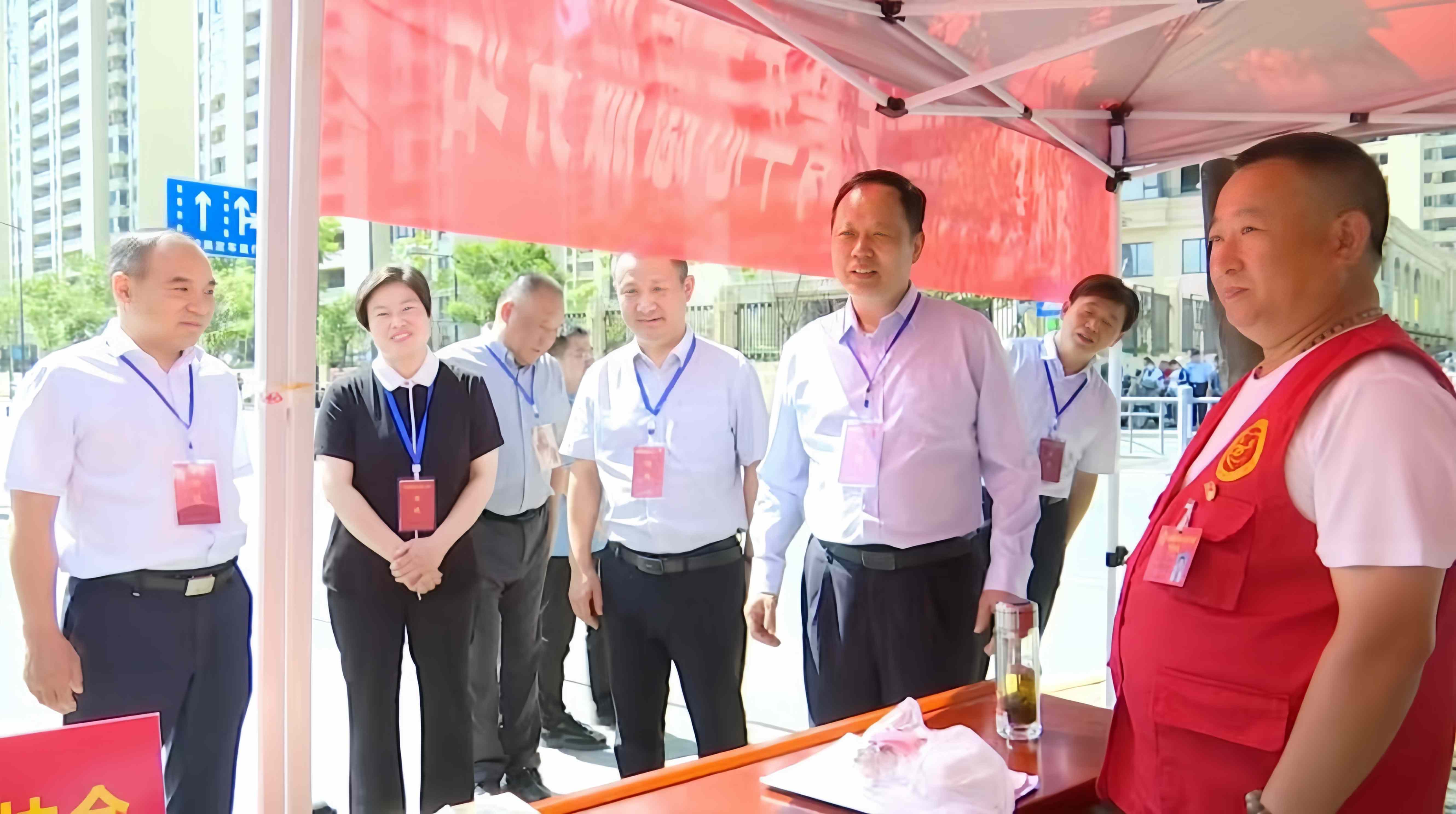 4县委书记刘兴德带队到协会助考点看望志愿者.jpg