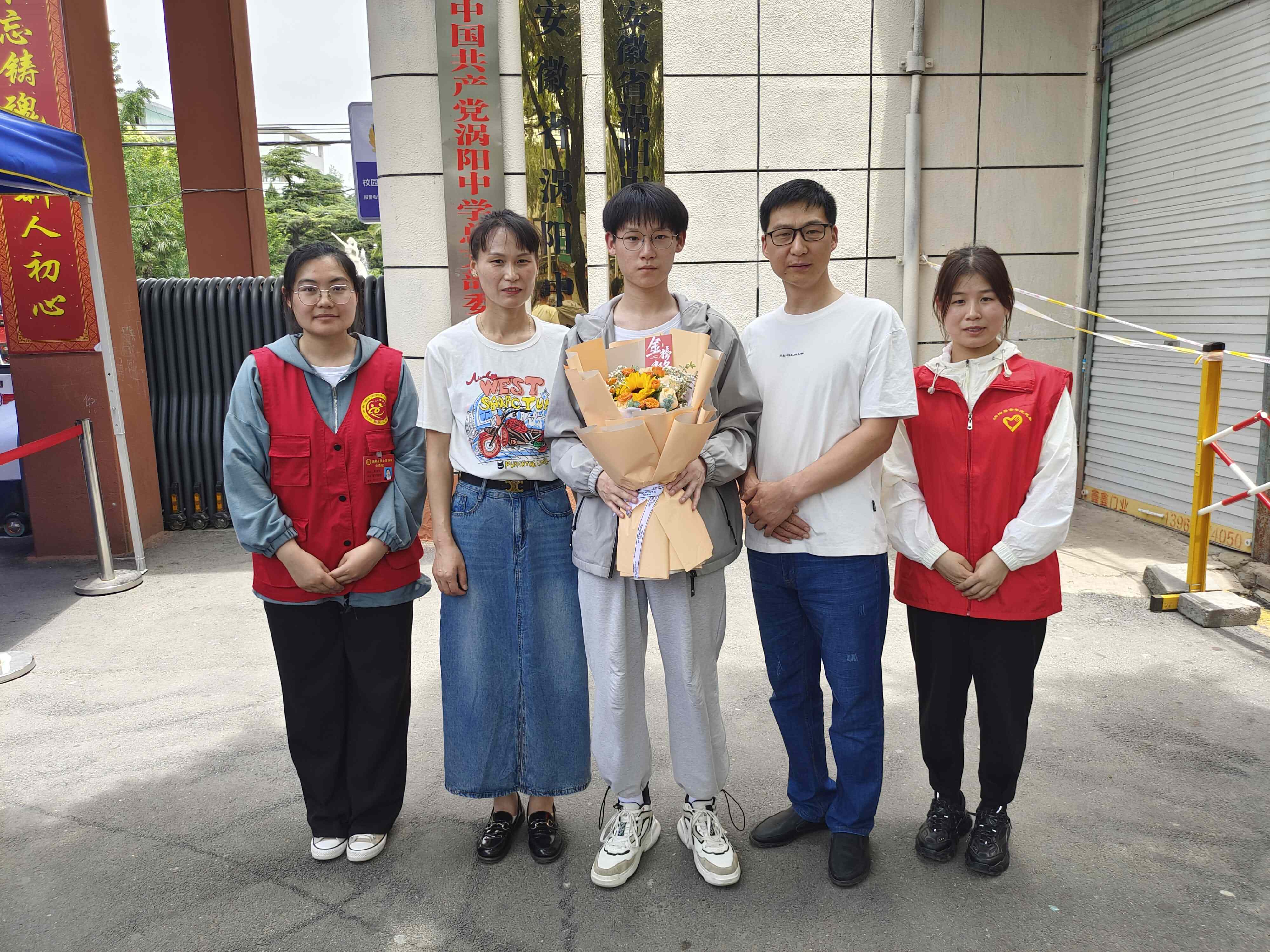 5代表协会向会员子女献花.jpg