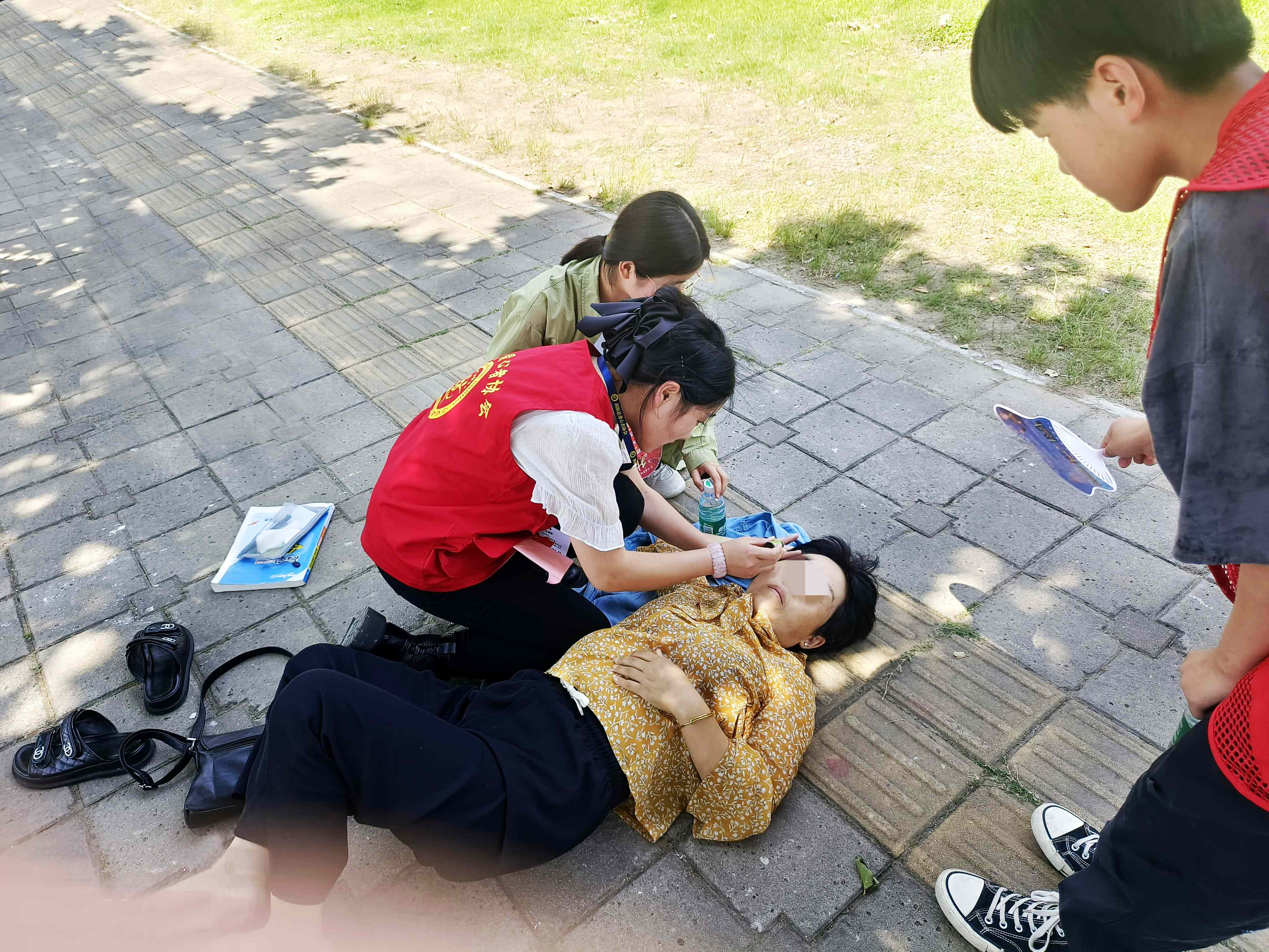 6晕倒的家长.jpg
