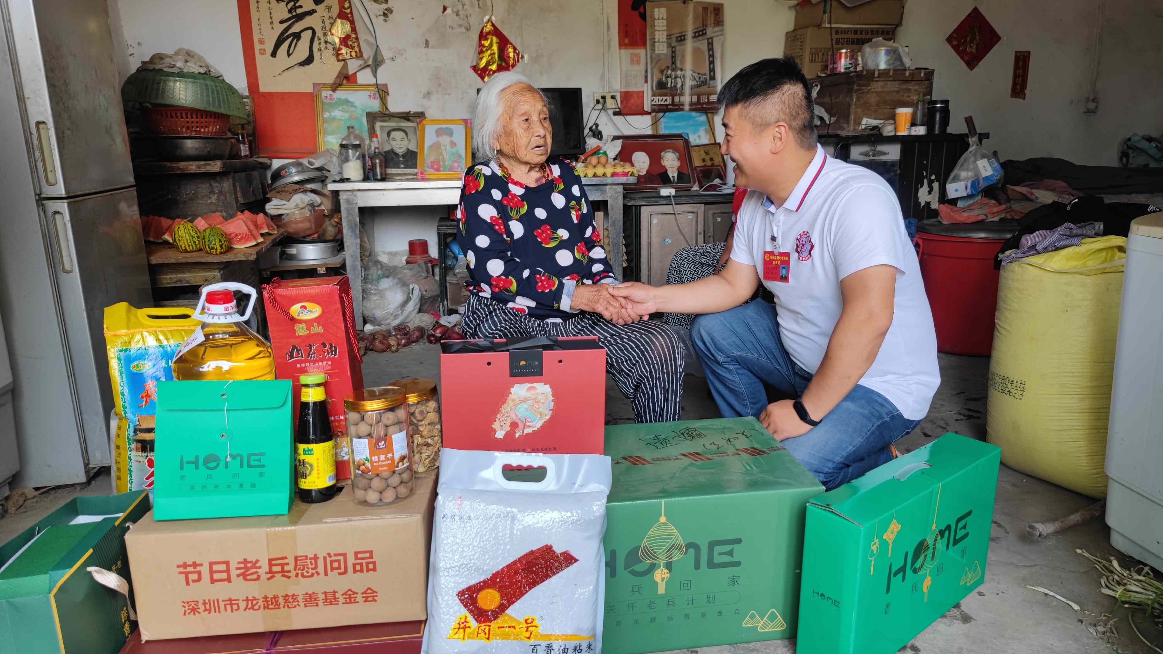 老人与志愿者亲切交谈.jpg