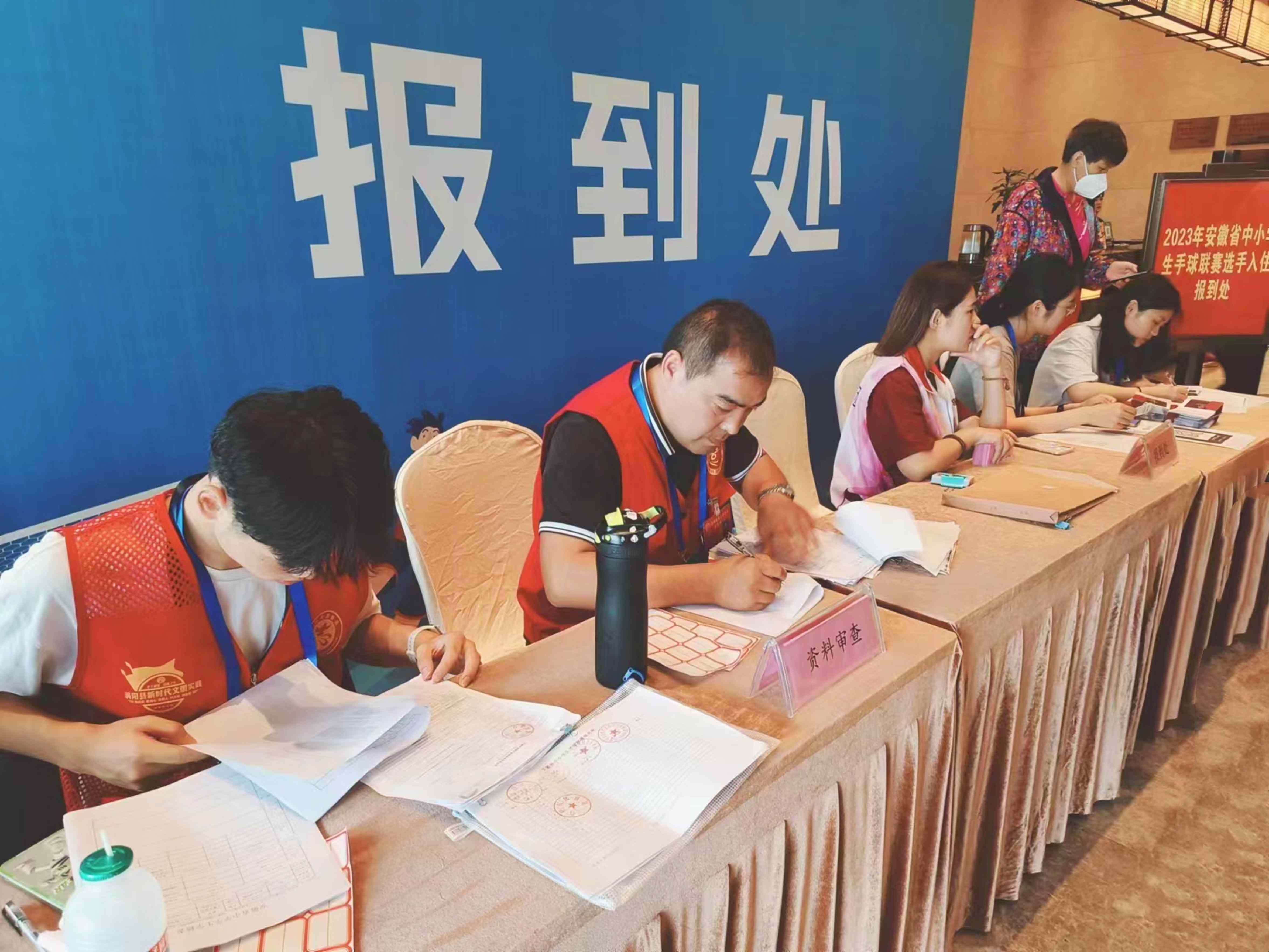 1参赛人员资料核对中.jpg