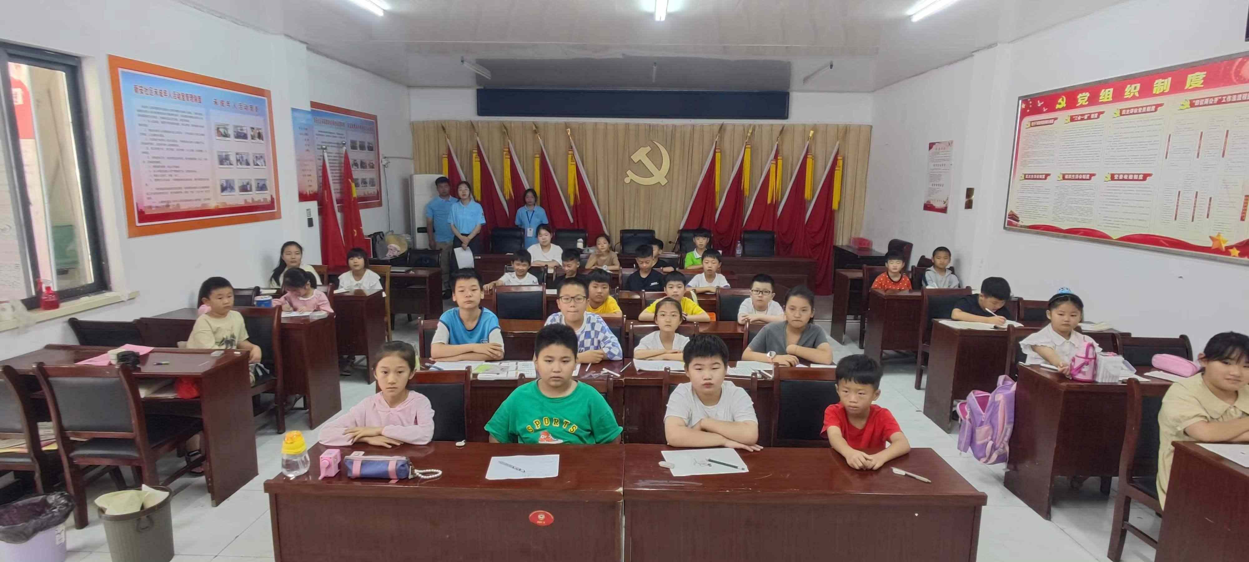 6孩子们认真学习中.jpg