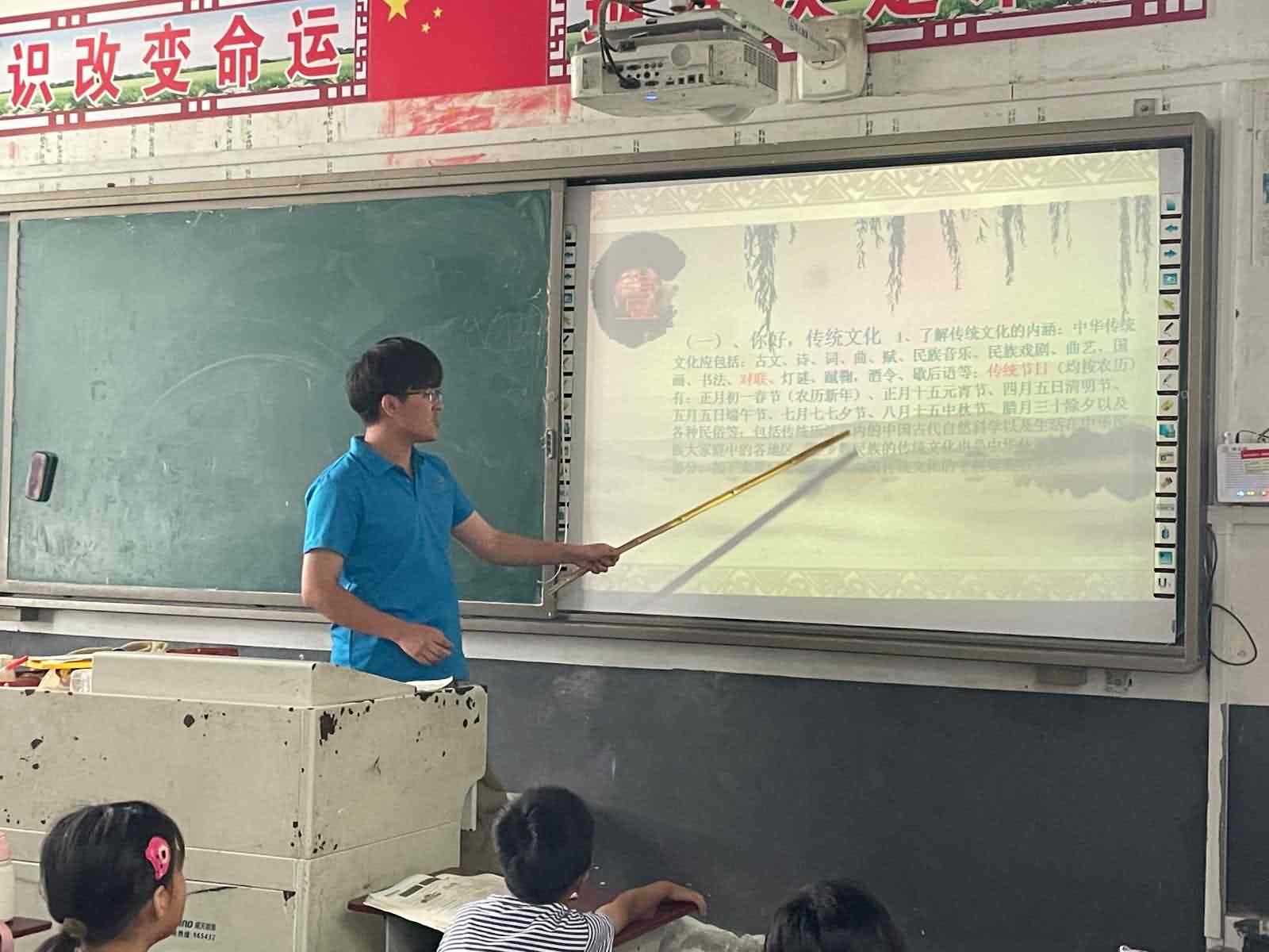 支教团成员教授传统文化主题课.jpg