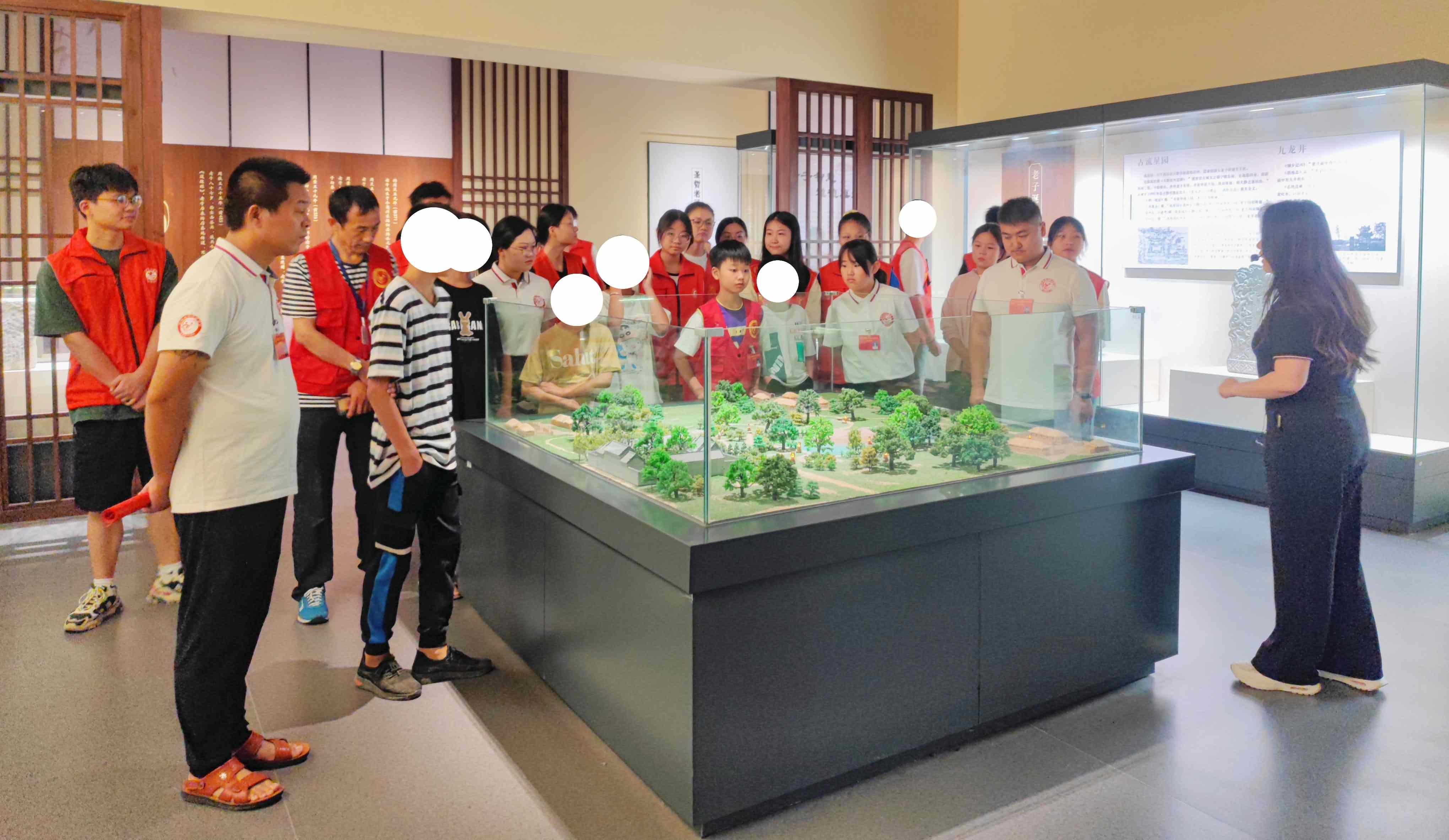 2、跟随讲解员共同参观.jpg