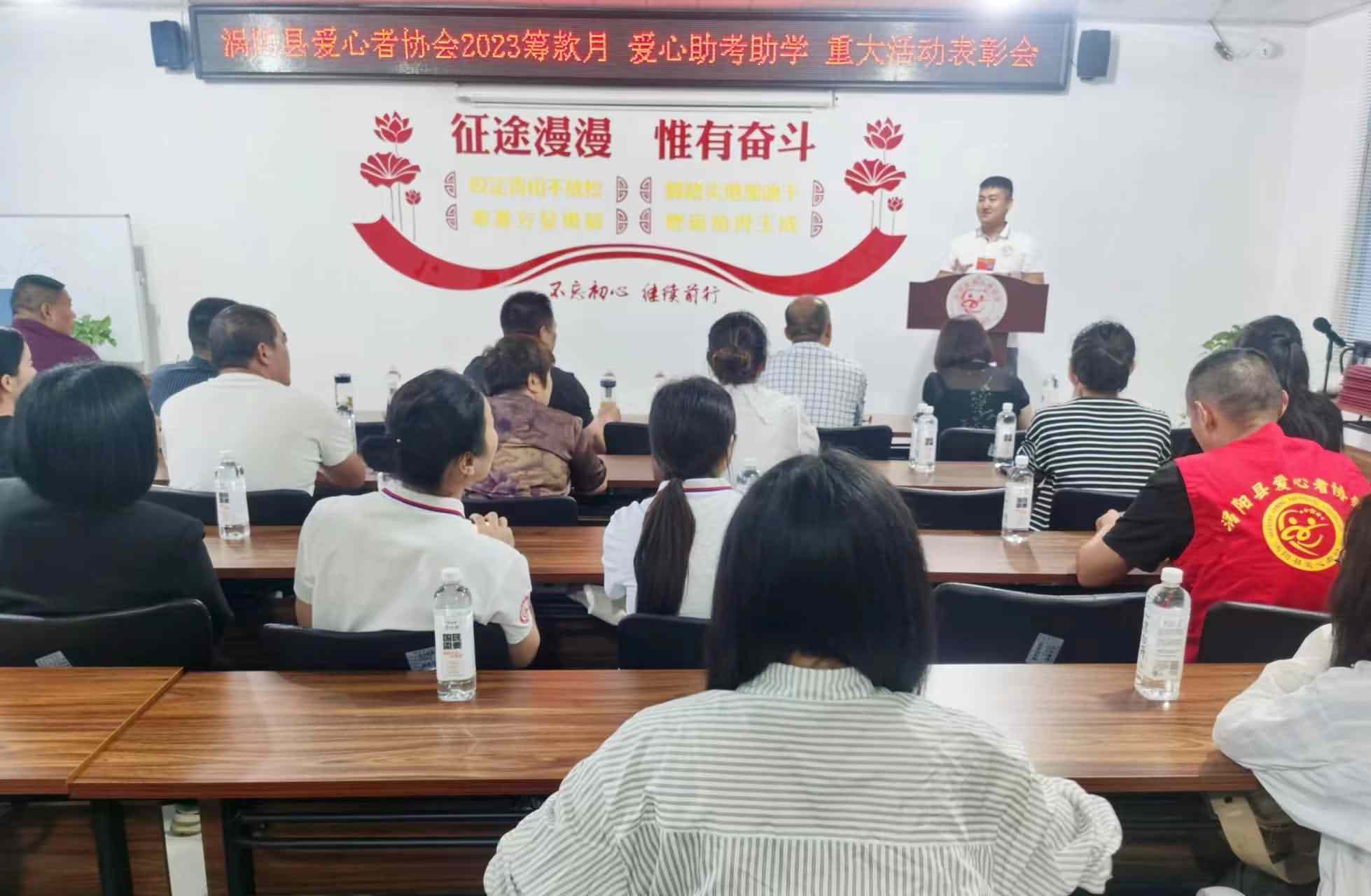 2.向参会代表工作报告.jpg