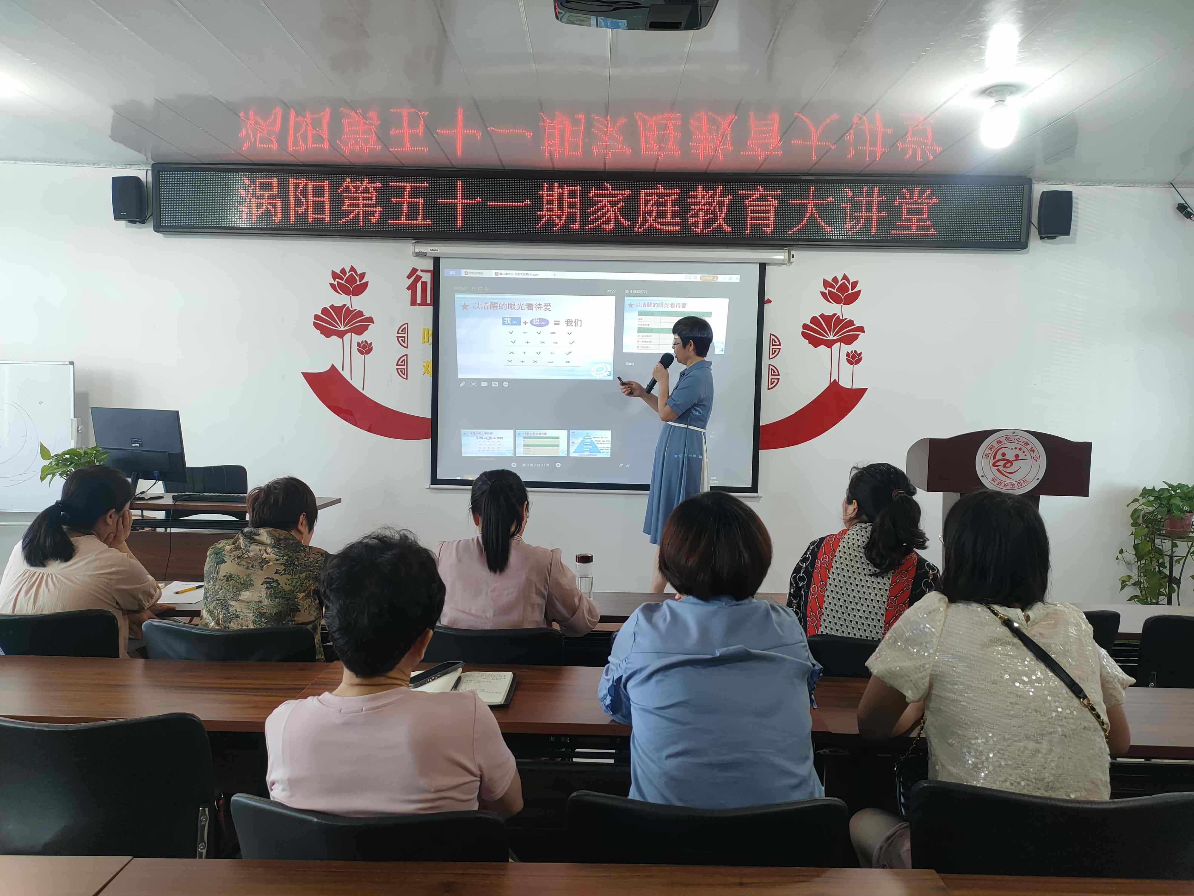 学员全神贯注的听讲.jpg