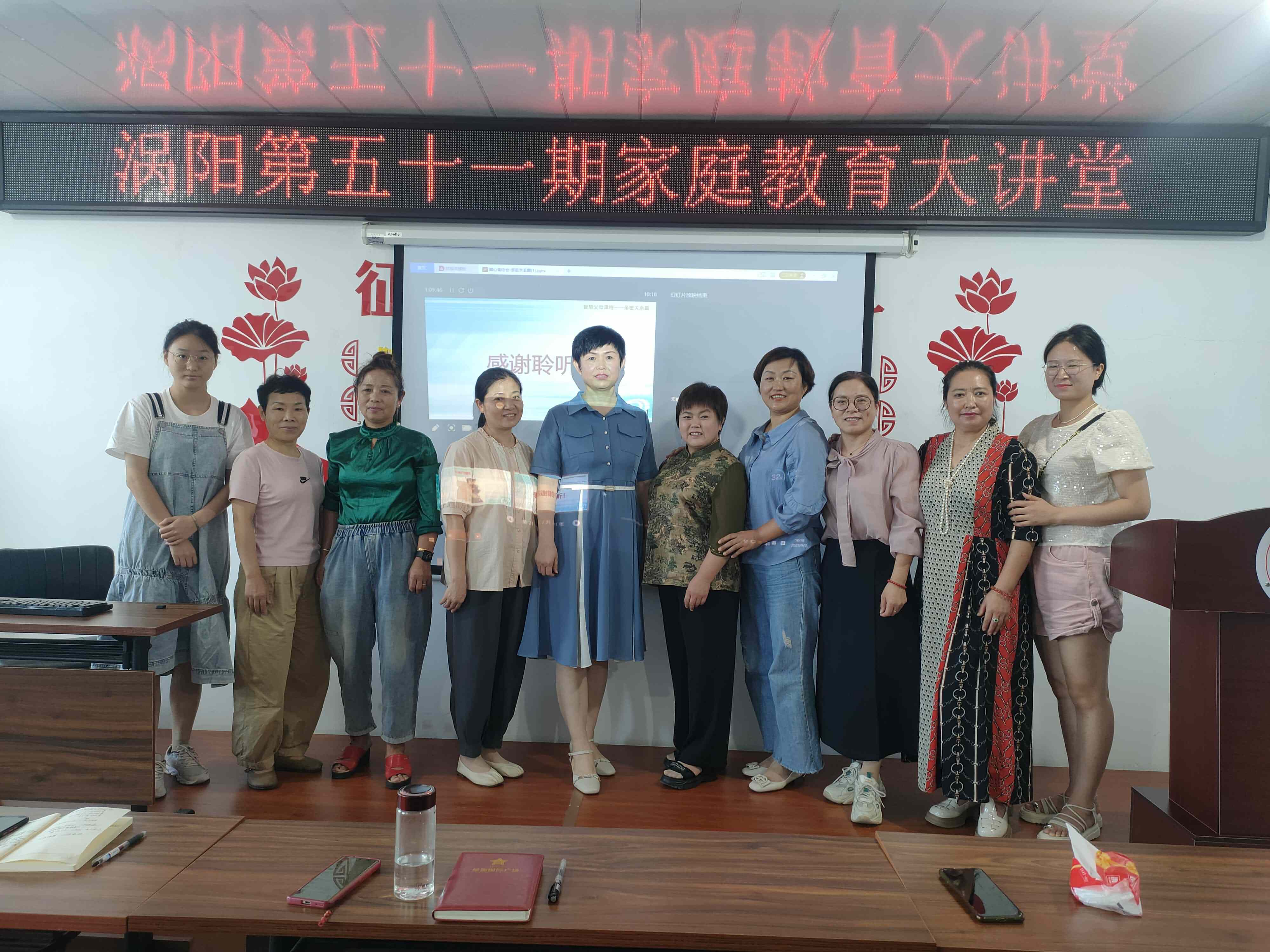 部分学员和老师合影留念.jpg